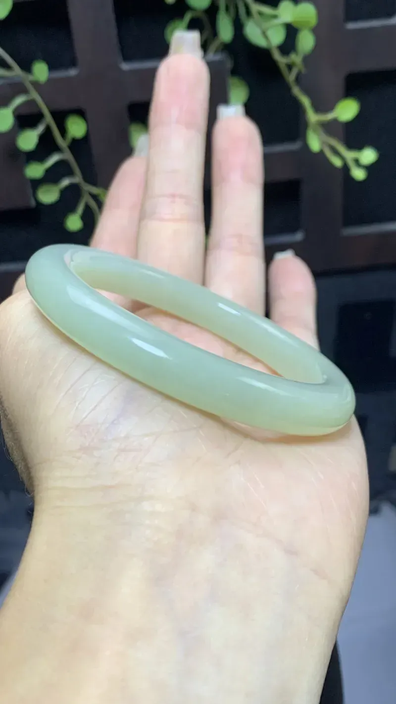 和田玉晴水色手镯，圈口54.6宽9.3厚8.8重39.8克，细腻油润，高脂粉，品相大气！