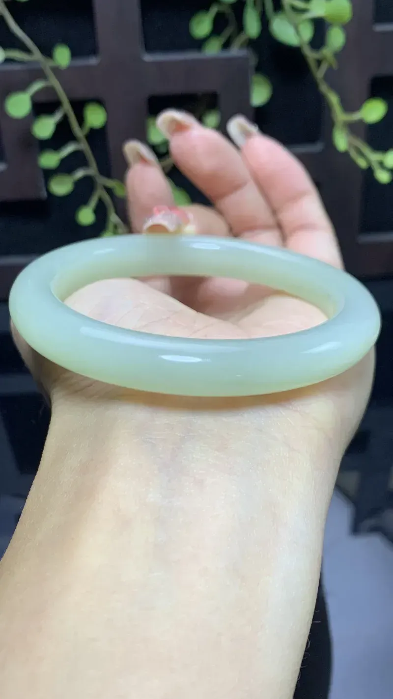 和田玉晴水色手镯，圈口54.6宽9.3厚8.8重39.8克，细腻油润，高脂粉，品相大气！