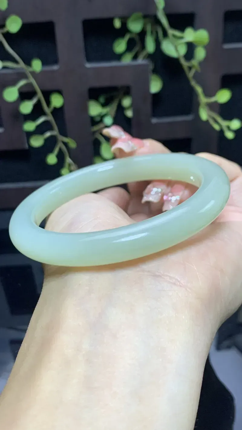 和田玉晴水色手镯，圈口54.6宽9.3厚8.8重39.8克，细腻油润，高脂粉，品相大气！