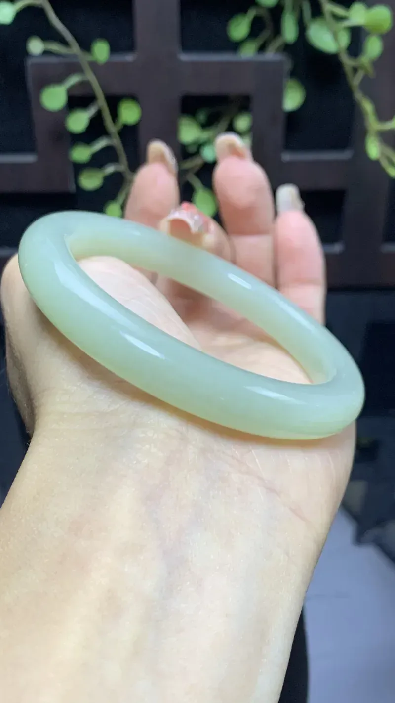 和田玉晴水色手镯，圈口54.6宽9.3厚8.8重39.8克，细腻油润，高脂粉，品相大气！