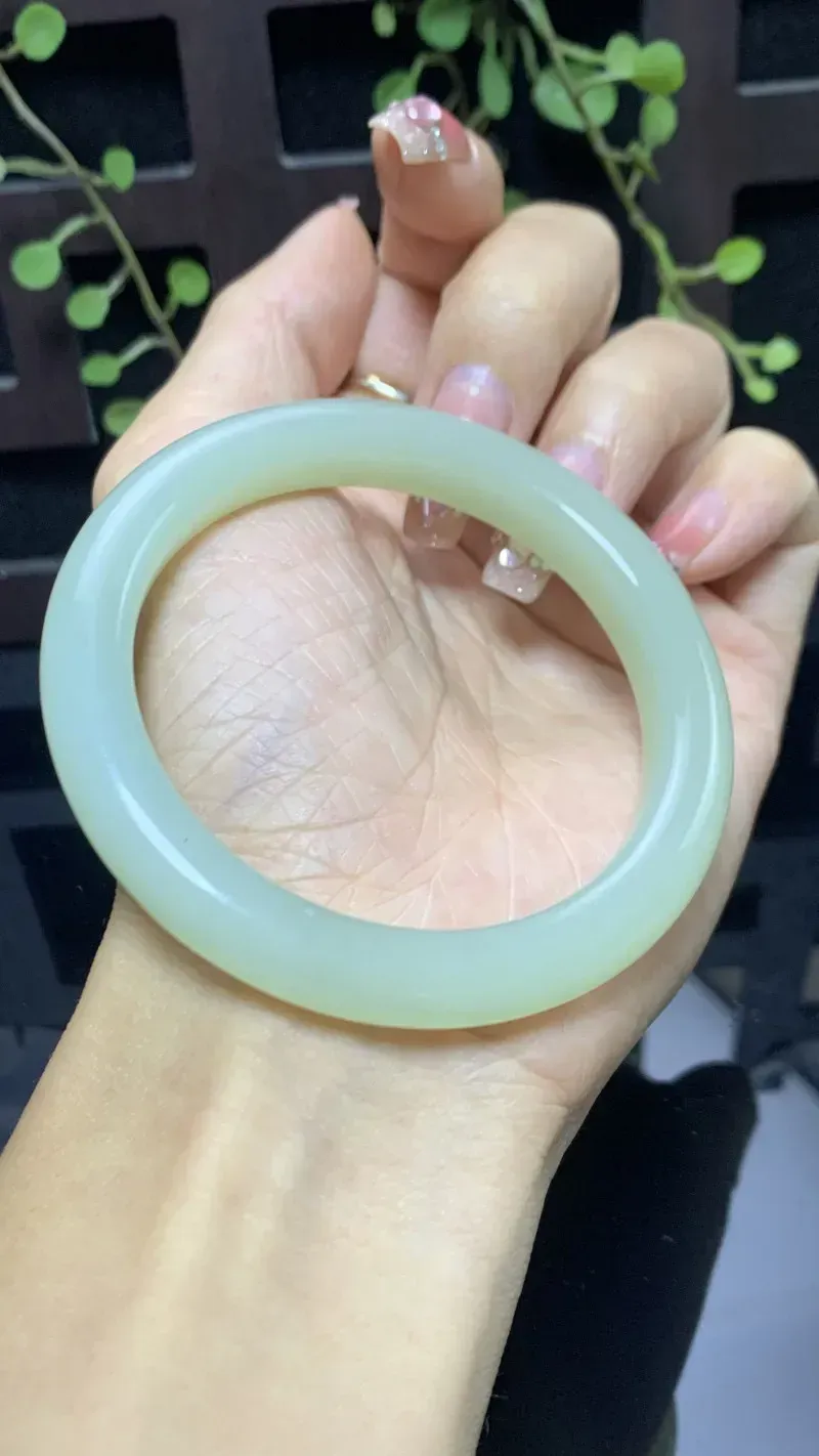 和田玉晴水色手镯，圈口54.6宽9.3厚8.8重39.8克，细腻油润，高脂粉，品相大气！