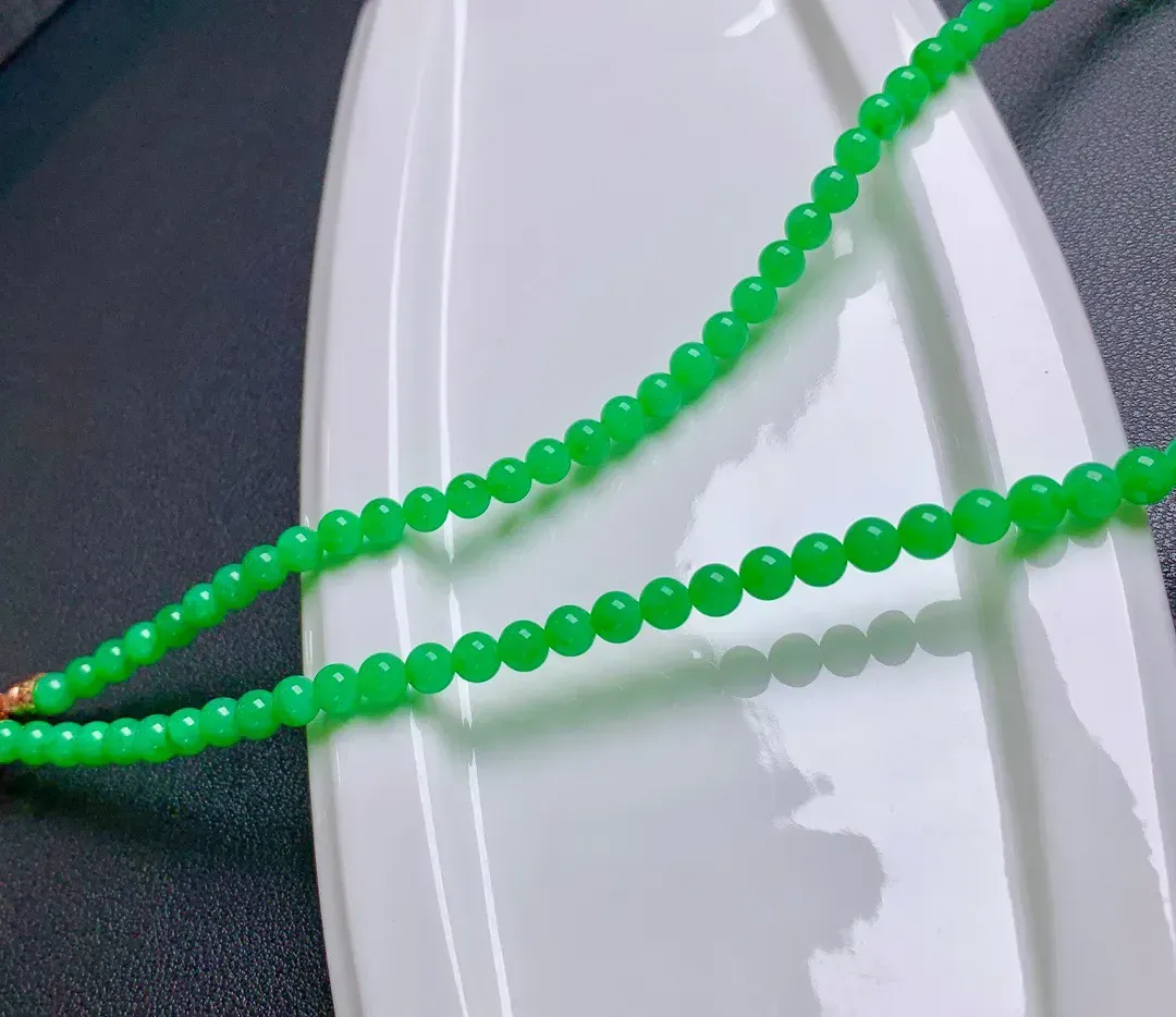 冰糯种阳绿塔珠项链，直径:5.6/6.8mm  97颗