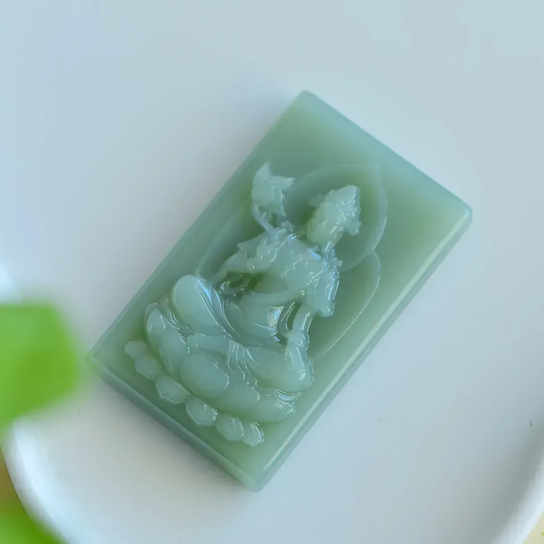 碧玉观音菩萨 吊牌 老俄料粉青碧玉目前很稀少的俄料碧玉粉青牌 油润细腻 颜色接近粉绿色 实物更美 过灯无结构品质，冰透 冰透 冰透水润  重42克规格54.5/36.8/10毫米