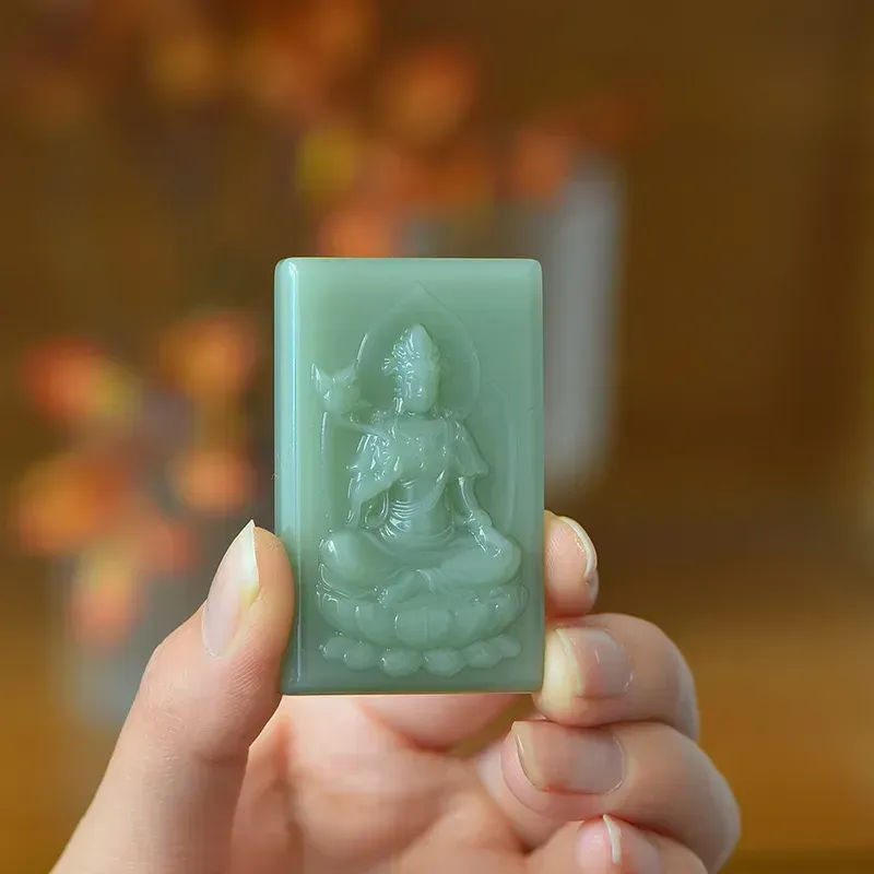 碧玉观音菩萨 吊牌 老俄料粉青碧玉目前很稀少的俄料碧玉粉青牌 油润细腻 颜色接近粉绿色 实物更美 过灯无结构品质，冰透 冰透 冰透水润  重42克规格54.5/36.8/10毫米