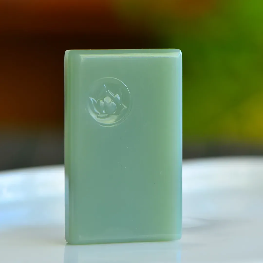 碧玉观音菩萨 吊牌 老俄料粉青碧玉目前很稀少的俄料碧玉粉青牌 油润细腻 颜色接近粉绿色 实物更美 过灯无结构品质，冰透 冰透 冰透水润  重42克规格54.5/36.8/10毫米