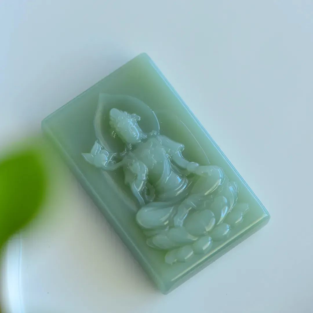 碧玉观音菩萨 吊牌 老俄料粉青碧玉目前很稀少的俄料碧玉粉青牌 油润细腻 颜色接近粉绿色 实物更美 过灯无结构品质，冰透 冰透 冰透水润  重42克规格54.5/36.8/10毫米