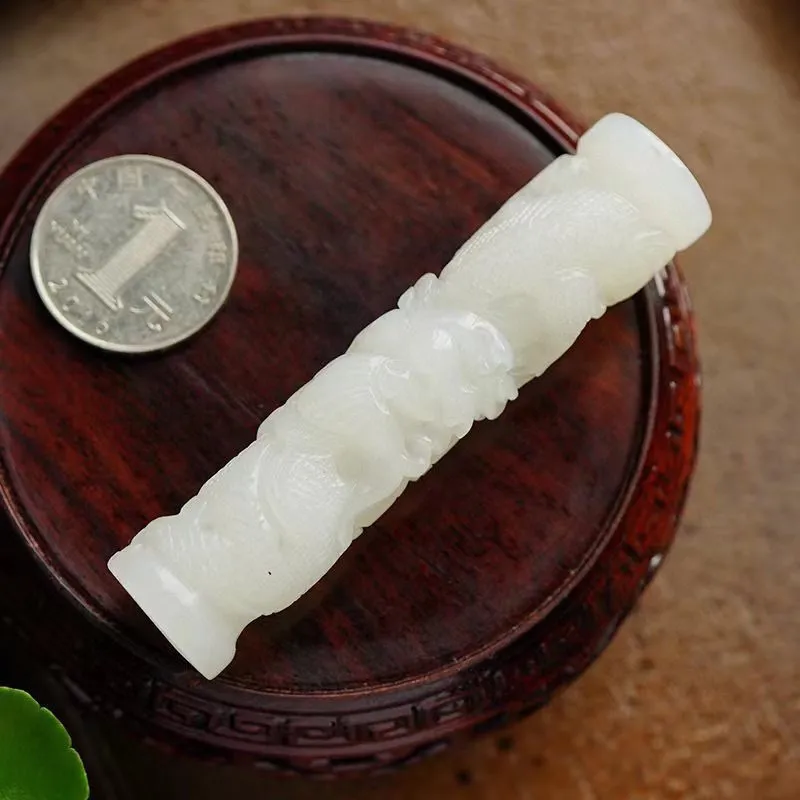 【羊脂玉】天然和田玉羊脂玉立体龙柱。手工雕刻、雕工精美形象。雕刻。玉质细腻、温润。规格：81.4*18.5。克重约：49.3克