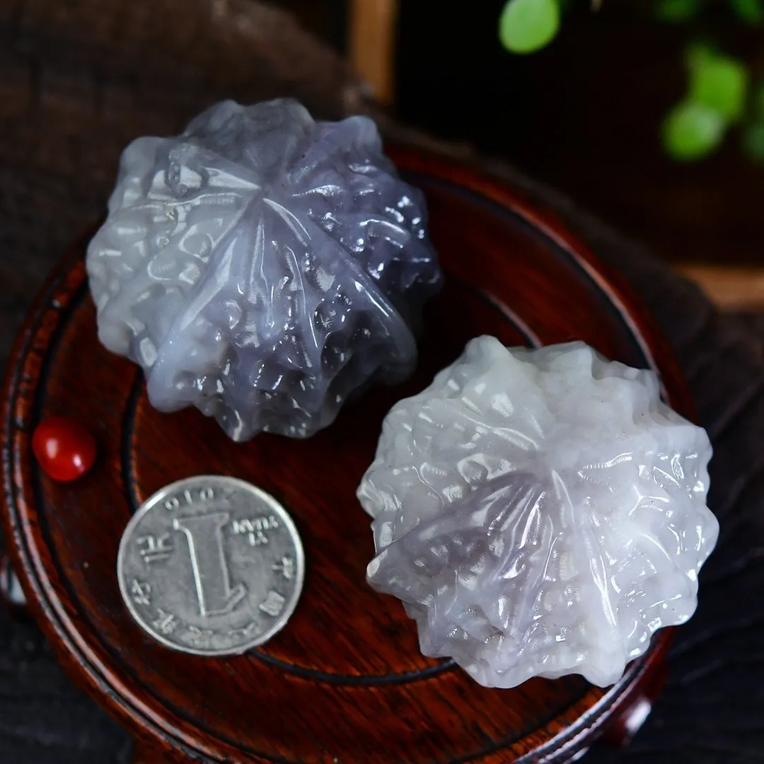 天然和田玉紫罗兰核桃把件。手工雕刻核桃图案。雕刻精美栩栩如生。玉质细腻、温润。规格：36.4*46.4。克重约：233.2克