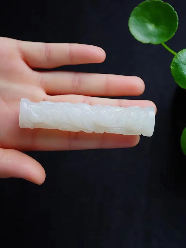 【羊脂玉】天然和田玉羊脂玉立体龙柱。手工雕刻、雕工精美形象。雕刻。玉质细腻、温润。规格：81.4*18.5。克重约：49.3克