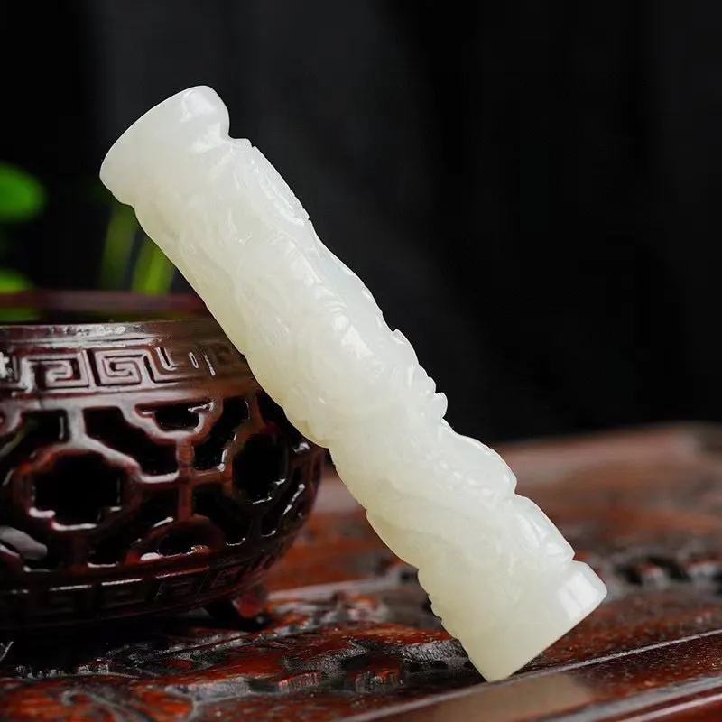 【羊脂玉】天然和田玉羊脂玉立体龙柱。手工雕刻、雕工精美形象。雕刻。玉质细腻、温润。规格：81.4*18.5。克重约：49.3克