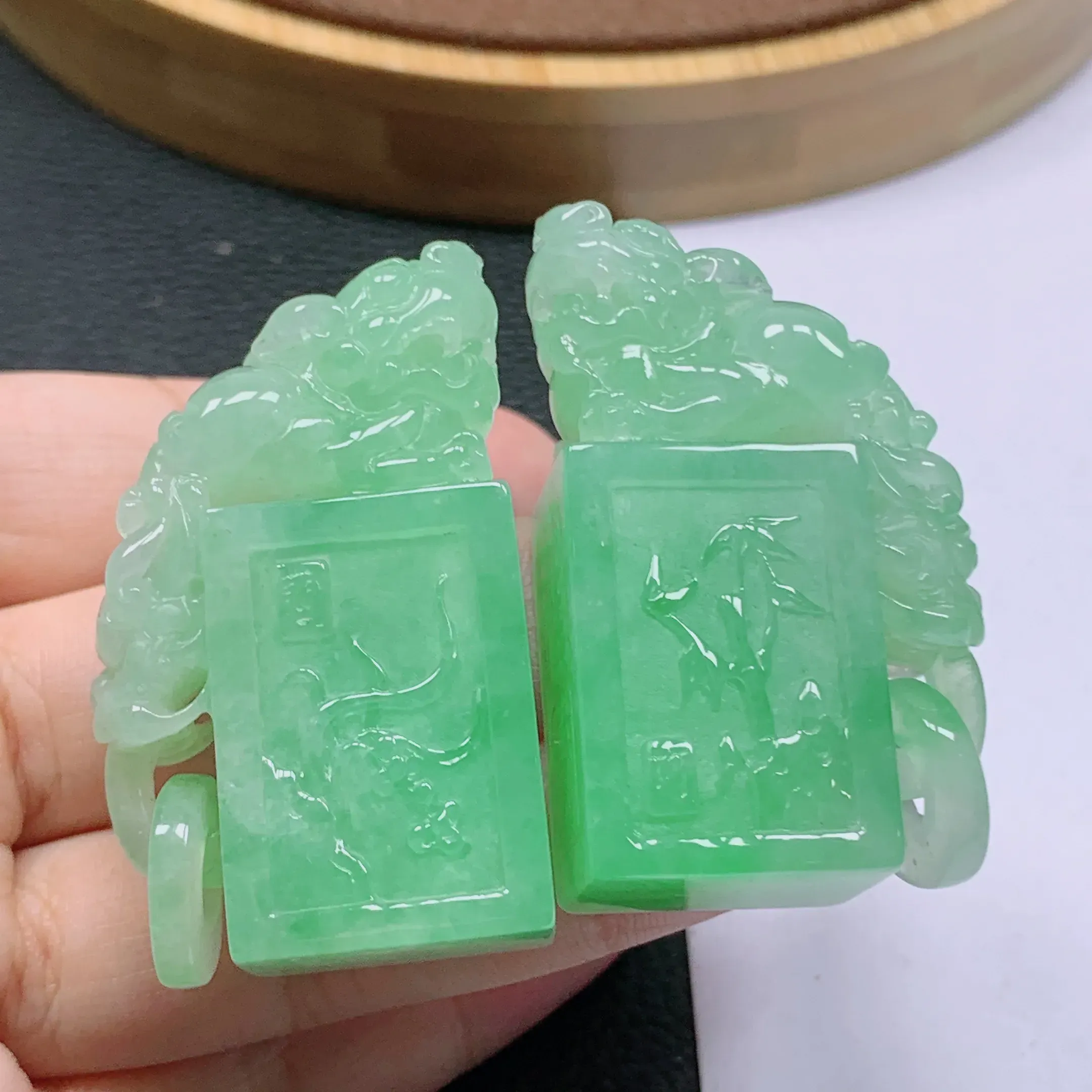 水润满绿貔貅印章一对，玉质细腻，雕工精致，有种有色，佩戴效果更不错