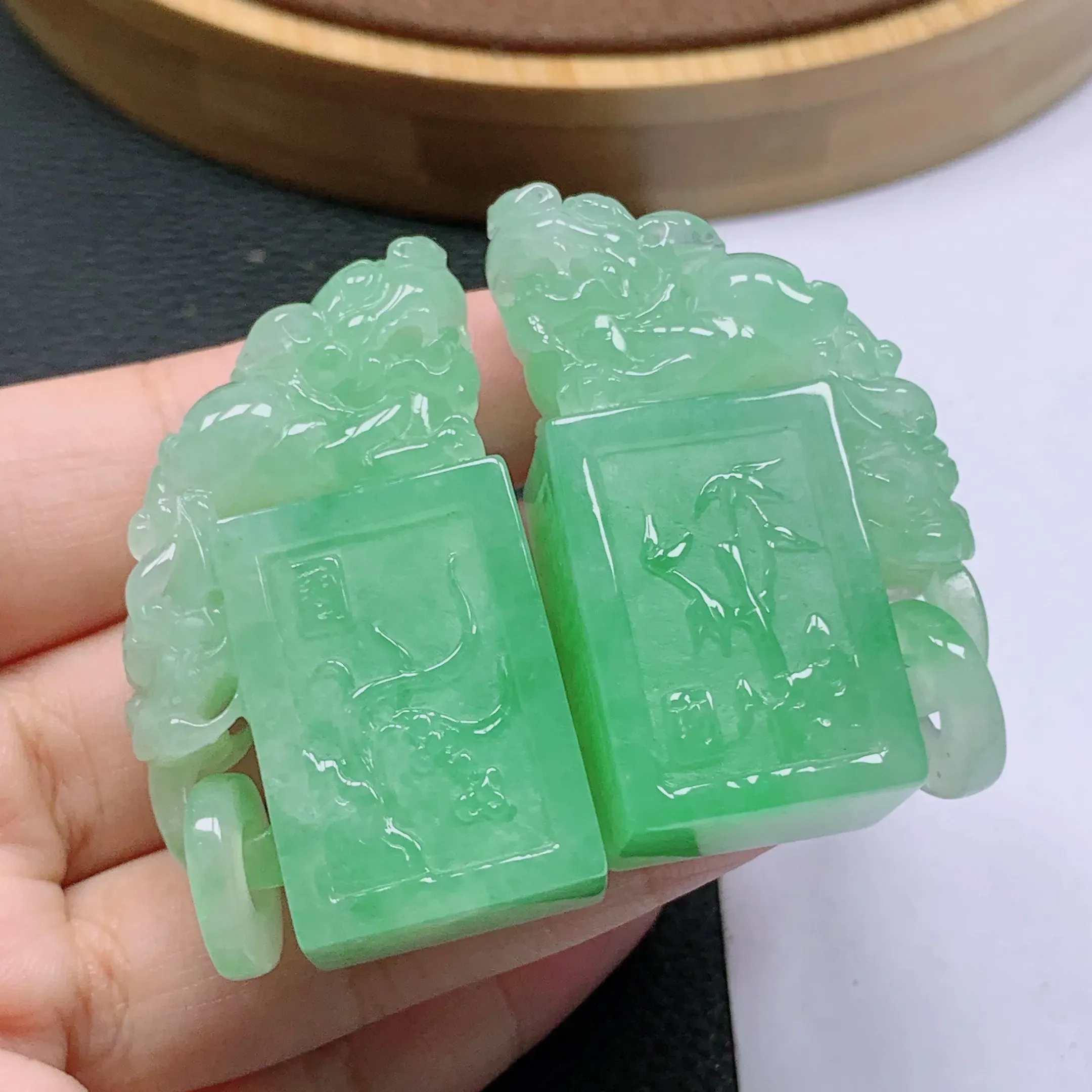 水润满绿貔貅印章一对，玉质细腻，雕工精致，有种有色，佩戴效果更不错