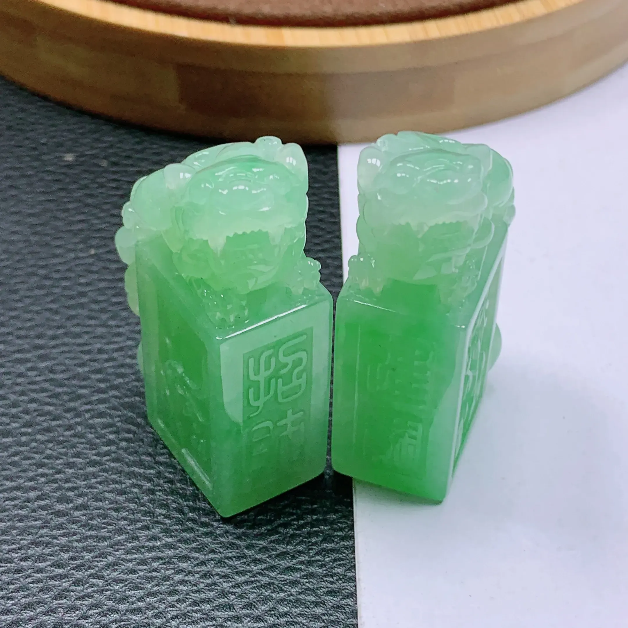水润满绿貔貅印章一对，玉质细腻，雕工精致，有种有色，佩戴效果更不错