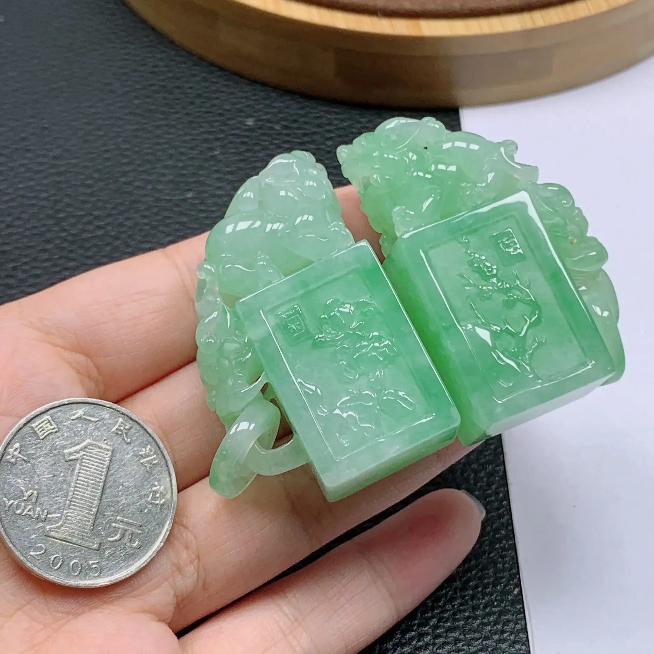 水润满绿貔貅印章一对，玉质细腻，雕工精致，有种有色，佩戴效果更不错