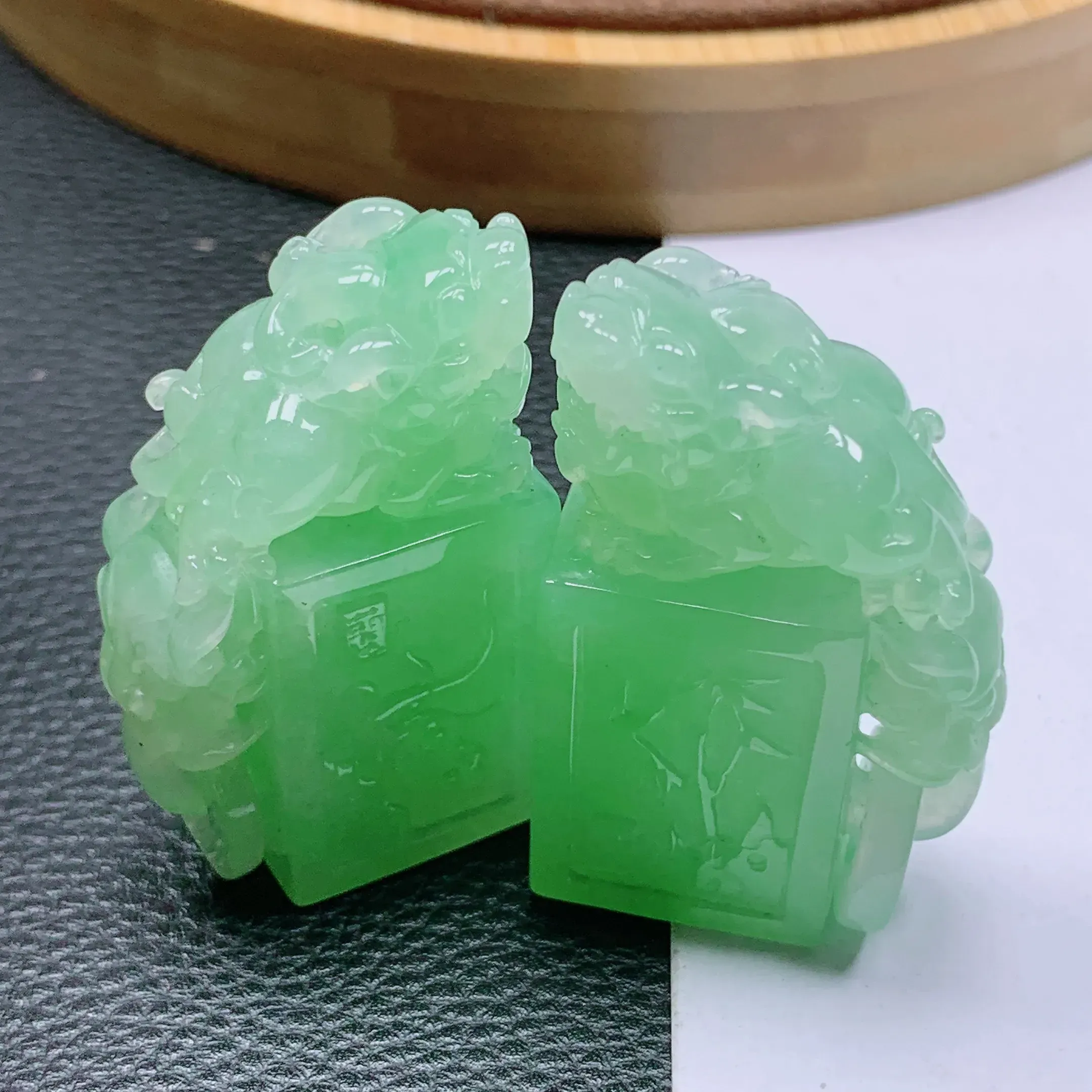 水润满绿貔貅印章一对，玉质细腻，雕工精致，有种有色，佩戴效果更不错