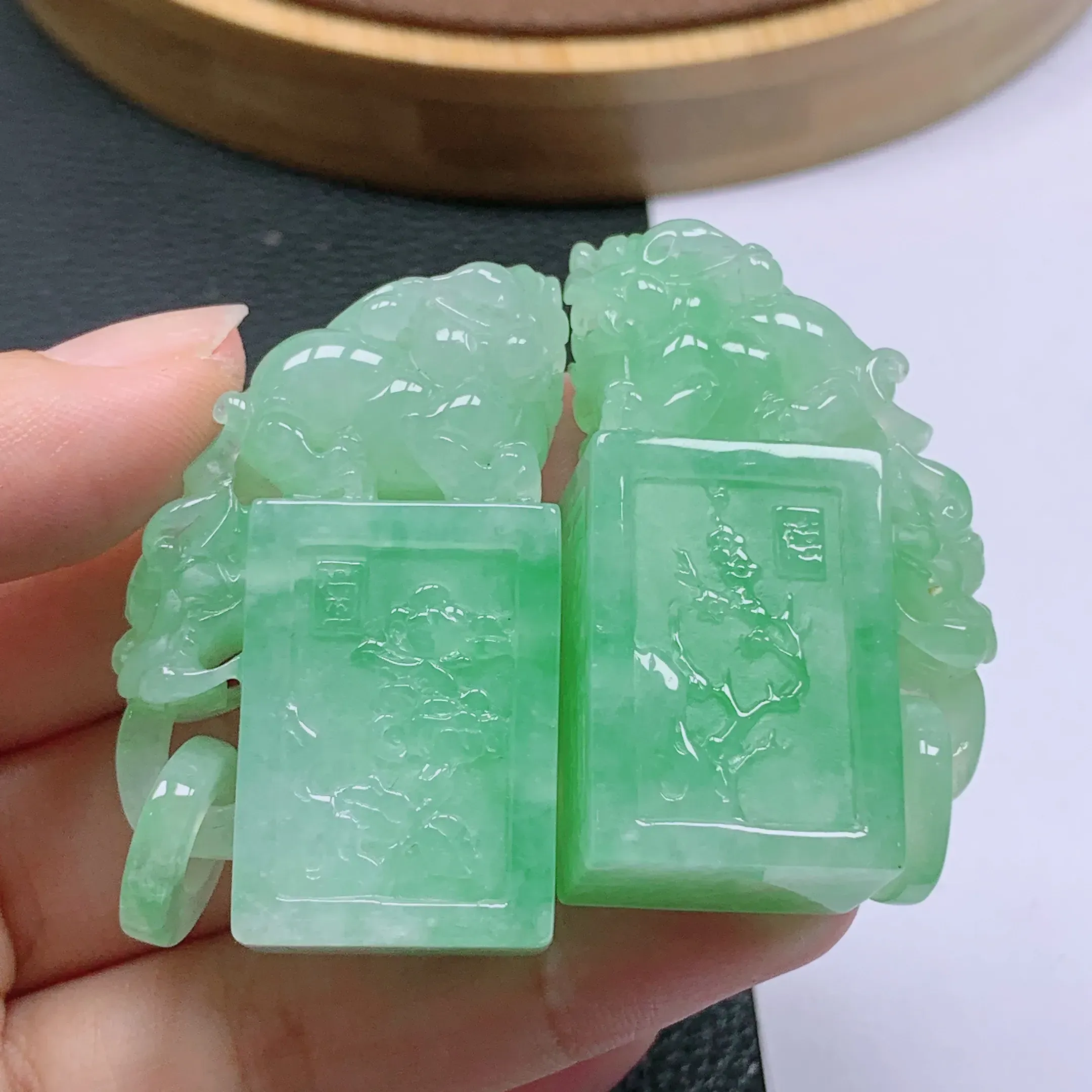 水润满绿貔貅印章一对，玉质细腻，雕工精致，有种有色，佩戴效果更不错