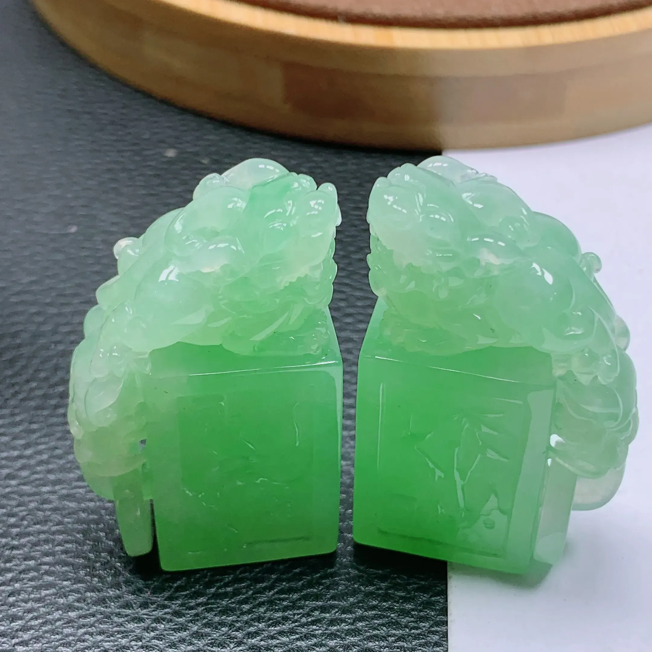水润满绿貔貅印章一对，玉质细腻，雕工精致，有种有色，佩戴效果更不错