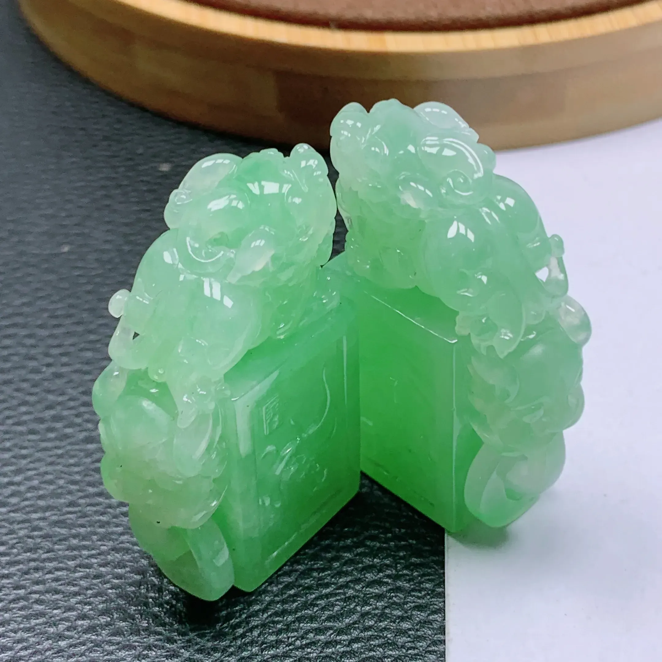 水润满绿貔貅印章一对，玉质细腻，雕工精致，有种有色，佩戴效果更不错