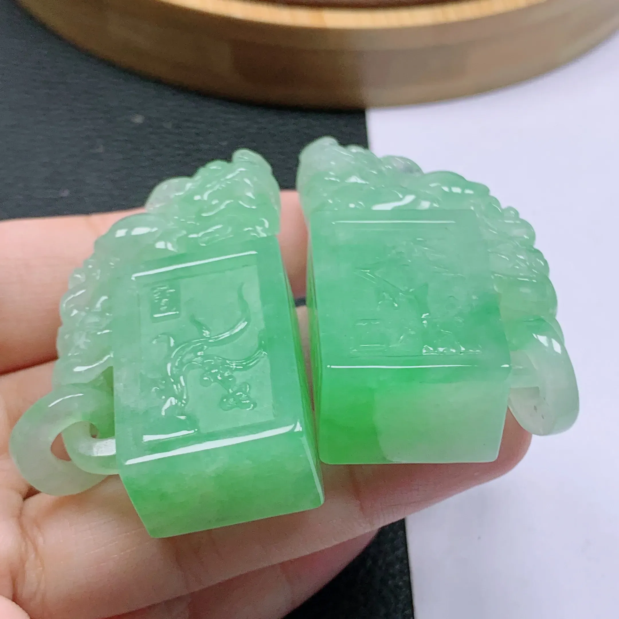 水润满绿貔貅印章一对，玉质细腻，雕工精致，有种有色，佩戴效果更不错
