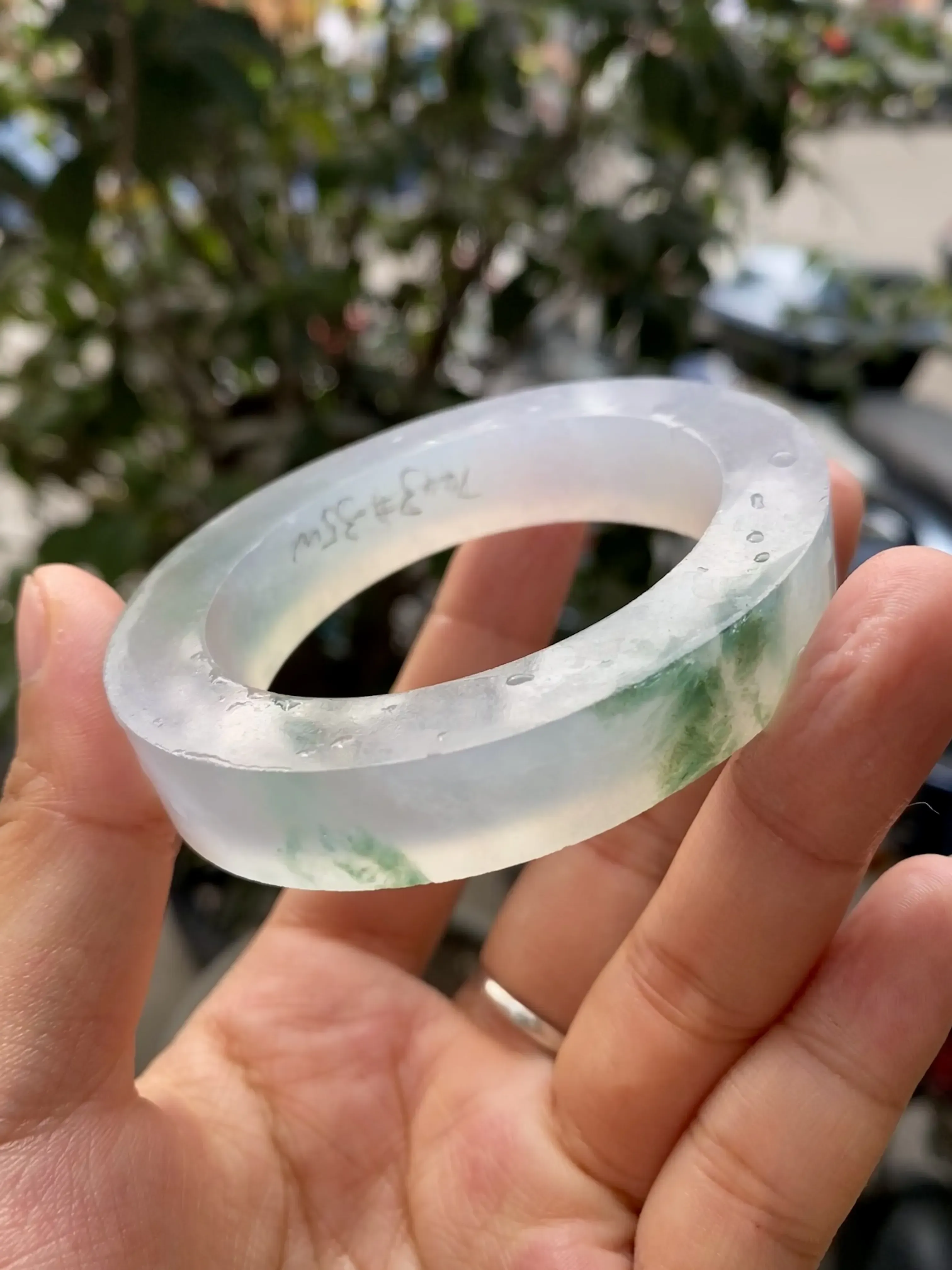 冰飘花毛胚，玉质冰润起胶感，种老通透，色泽艳丽，自然光实拍，贵妃圈口可做53-56