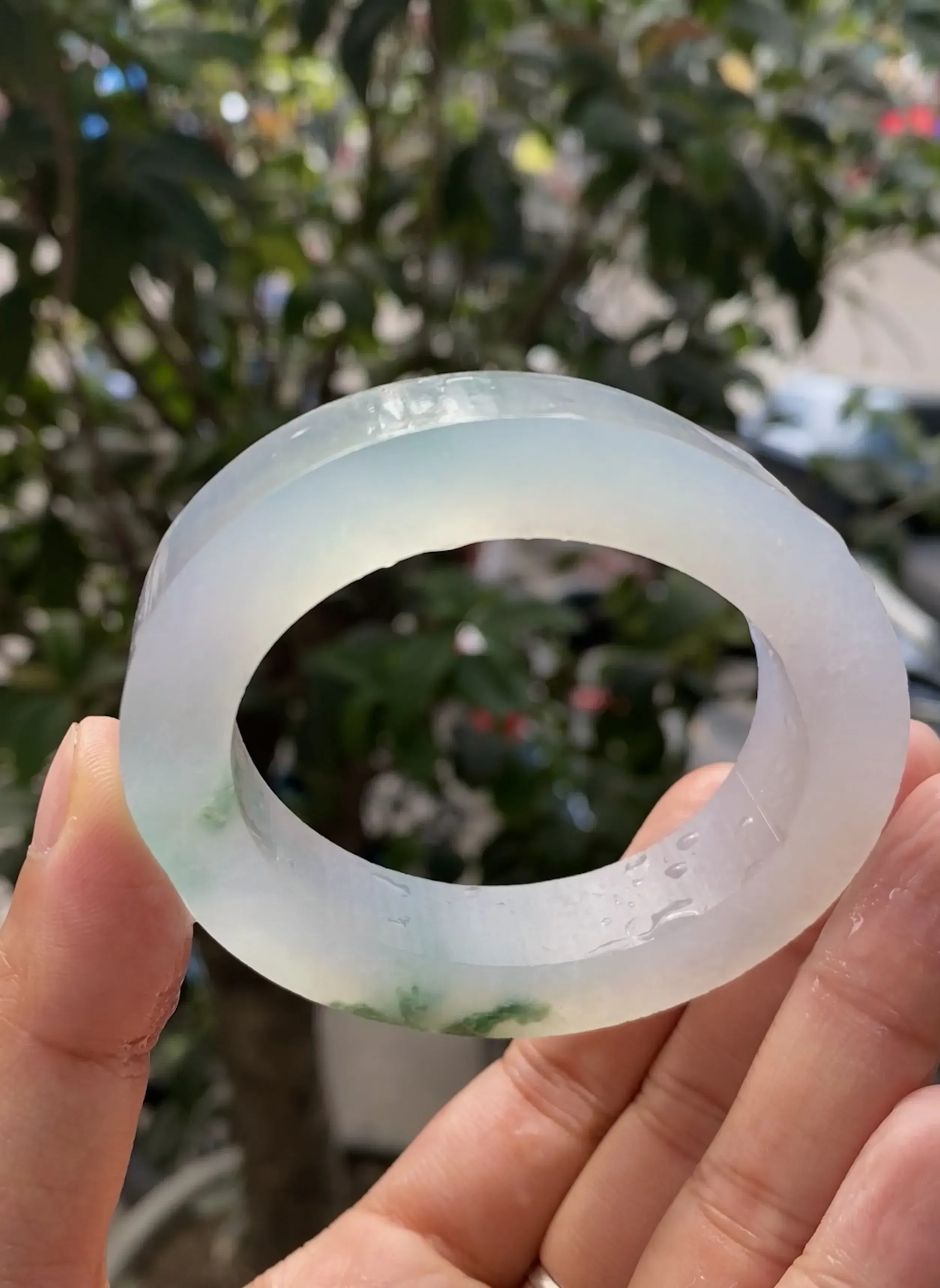 冰飘花毛胚，玉质冰润起胶感，种老通透，色泽艳丽，自然光实拍，贵妃圈口可做53-56