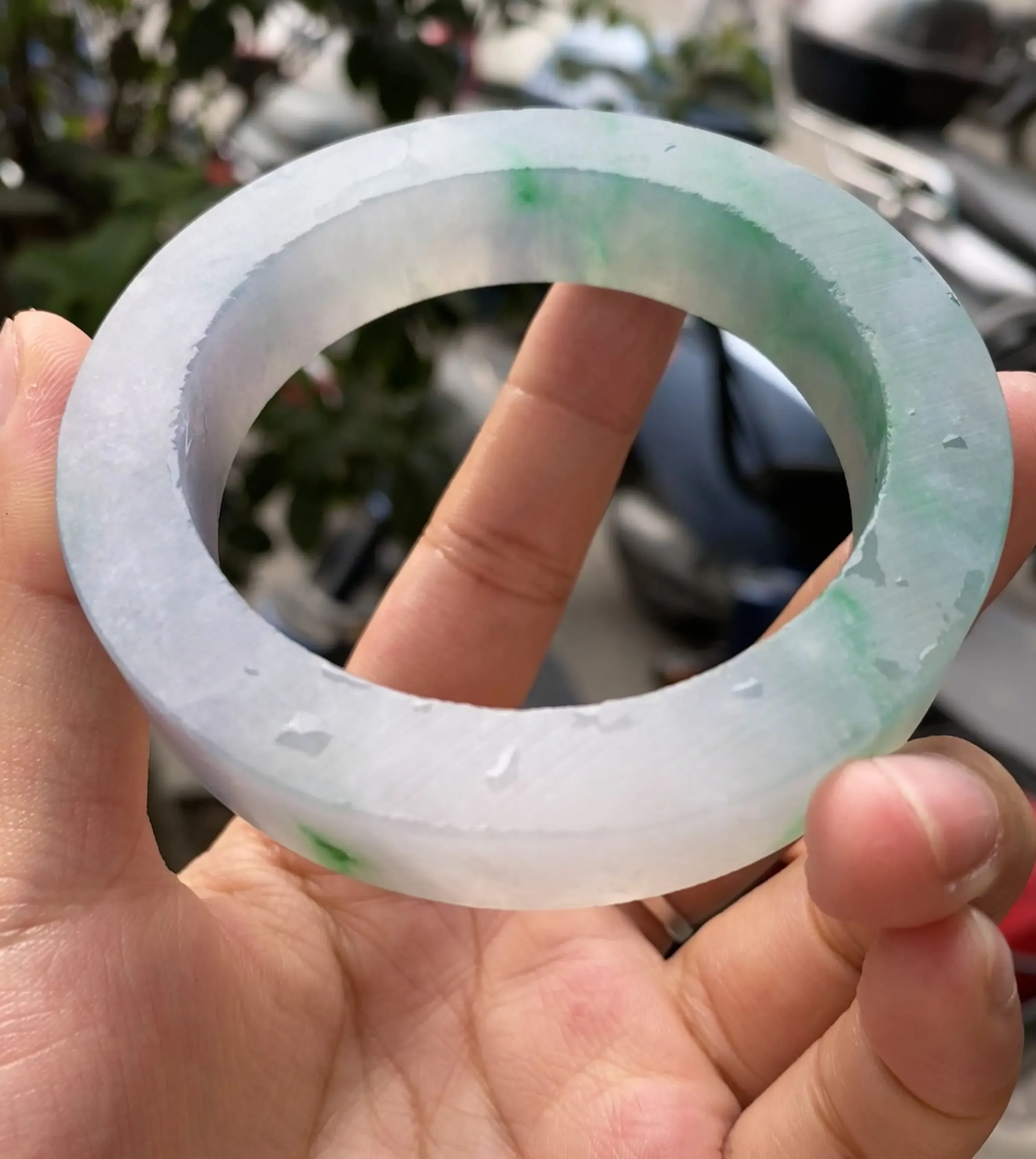 特色春彩飘绿毛胚，玉质细腻，色泽浓郁多姿，自然光实拍  圈口可做57.5-60mm