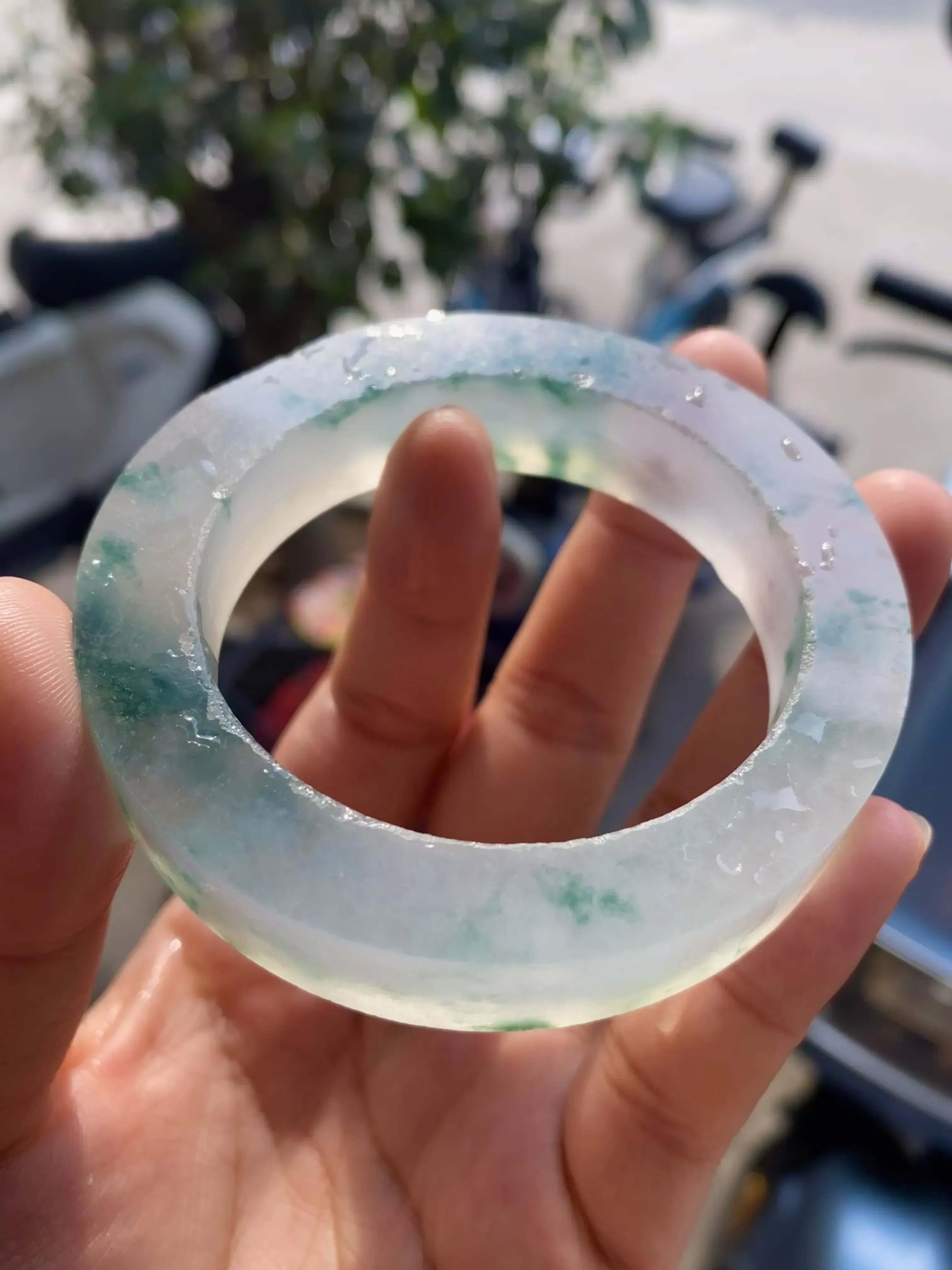 玻璃种飘花毛胚，玉质冰润，种老起刚，飘蓝花灵动多姿，色泽艳丽，自然光实拍 ，可做53-57mm