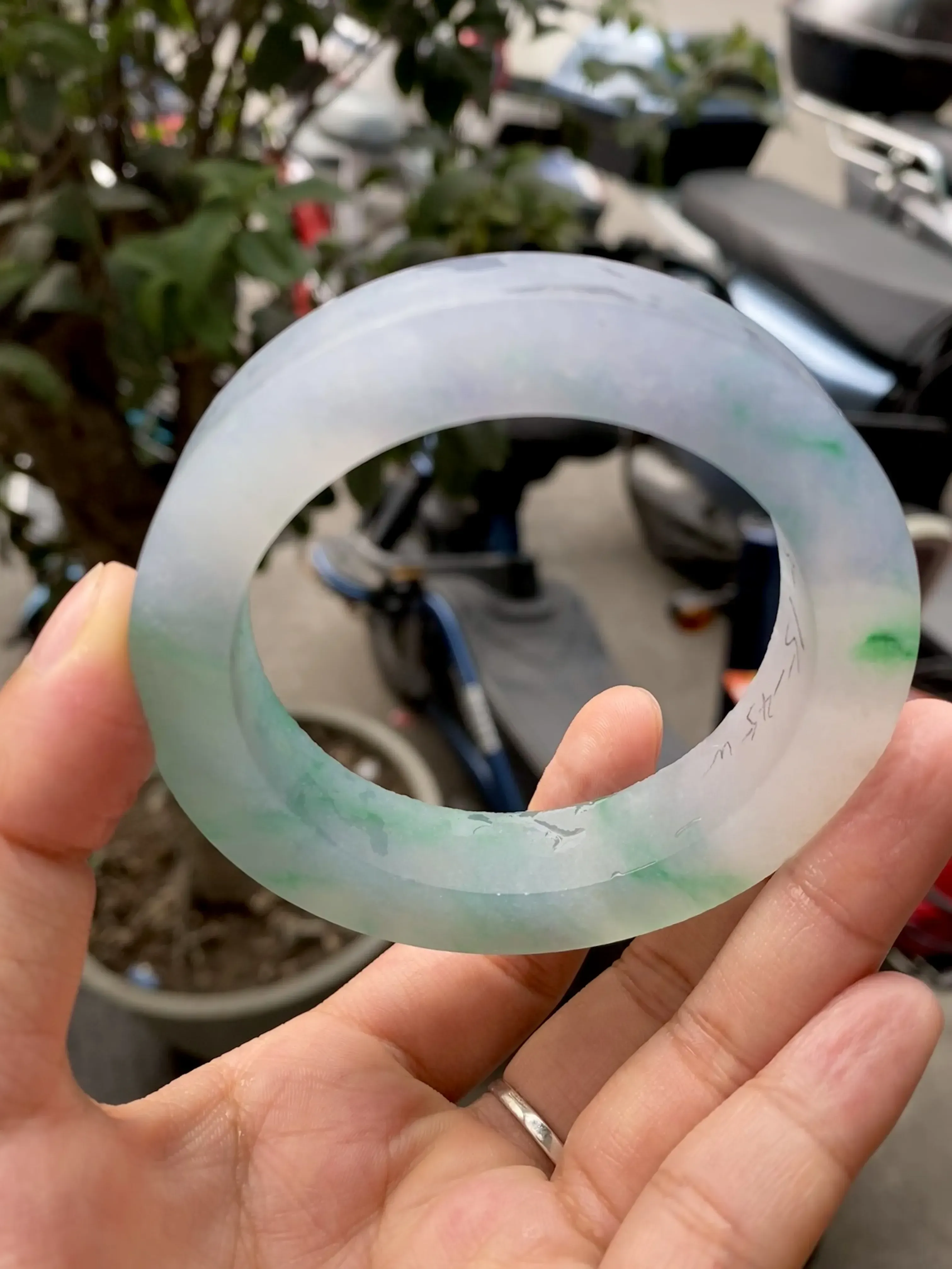 特色春彩飘绿毛胚，玉质细腻，色泽浓郁多姿，自然光实拍  圈口可做57.5-60mm