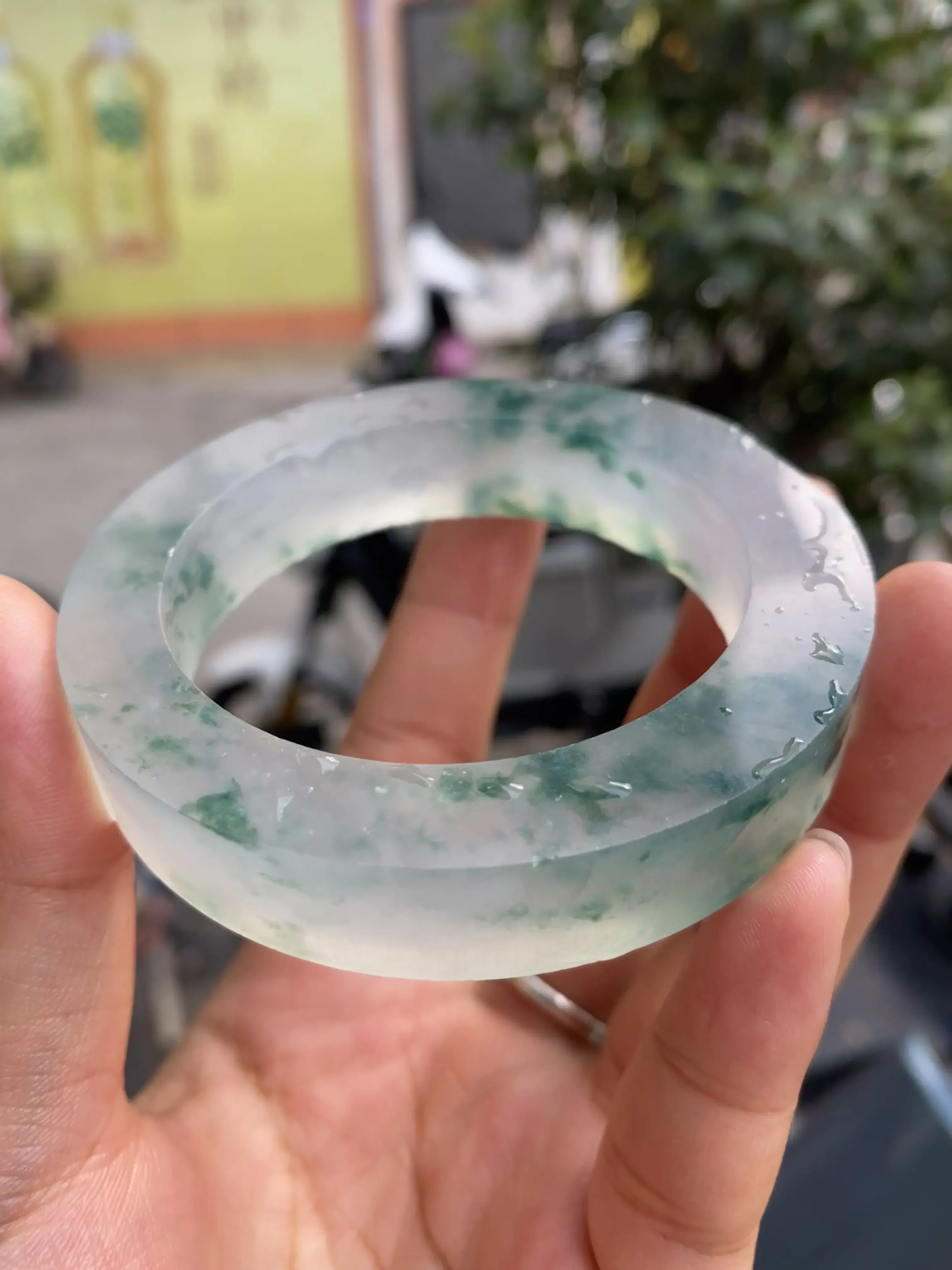 玻璃种飘花毛胚，玉质冰润，种老起刚，飘蓝花灵动多姿，色泽艳丽，自然光实拍 ，可做53-57mm