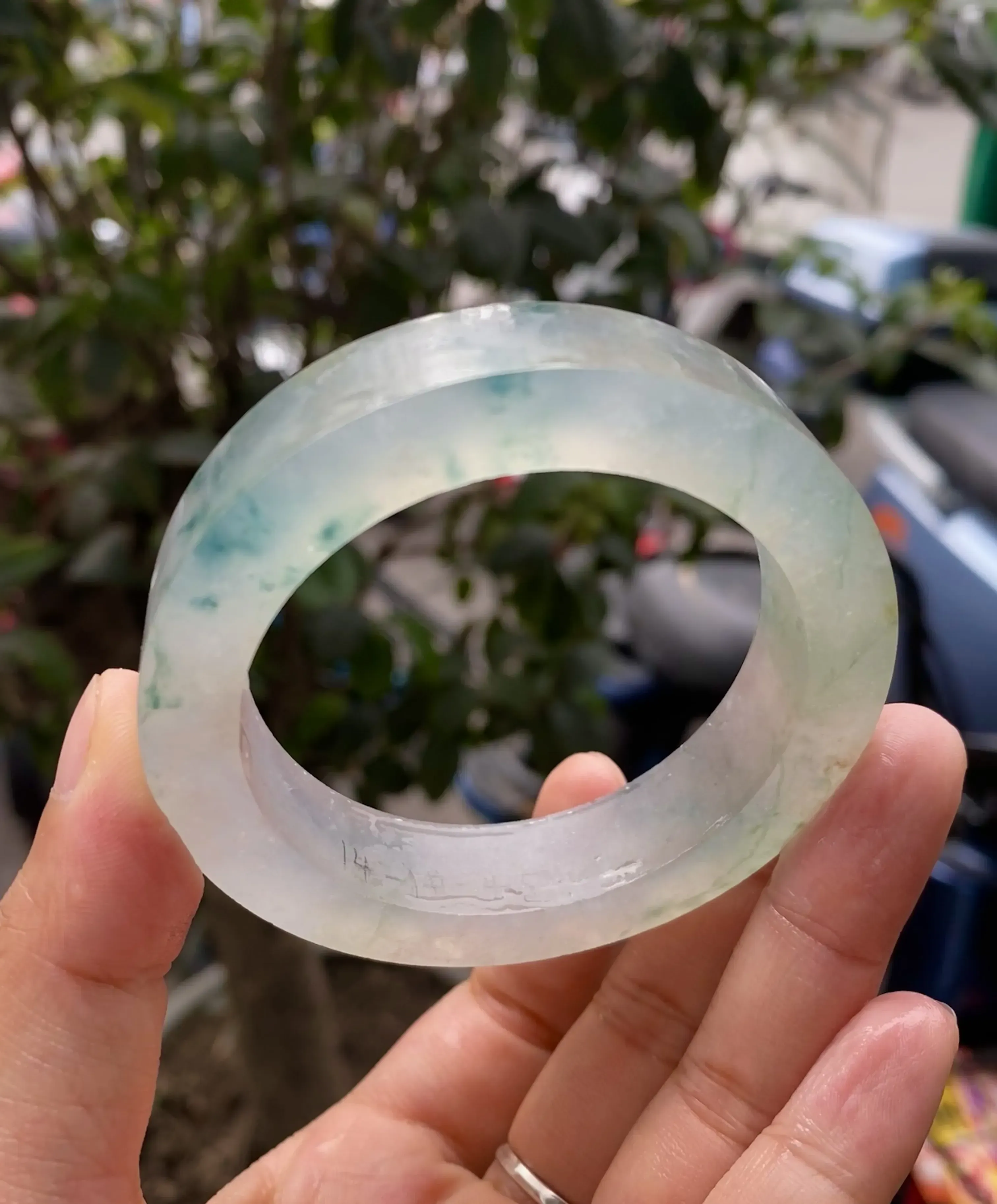 高冰飘花毛胚，种老冰透，色泽灵动有意境，自然光实拍 ，可做53-56圈口