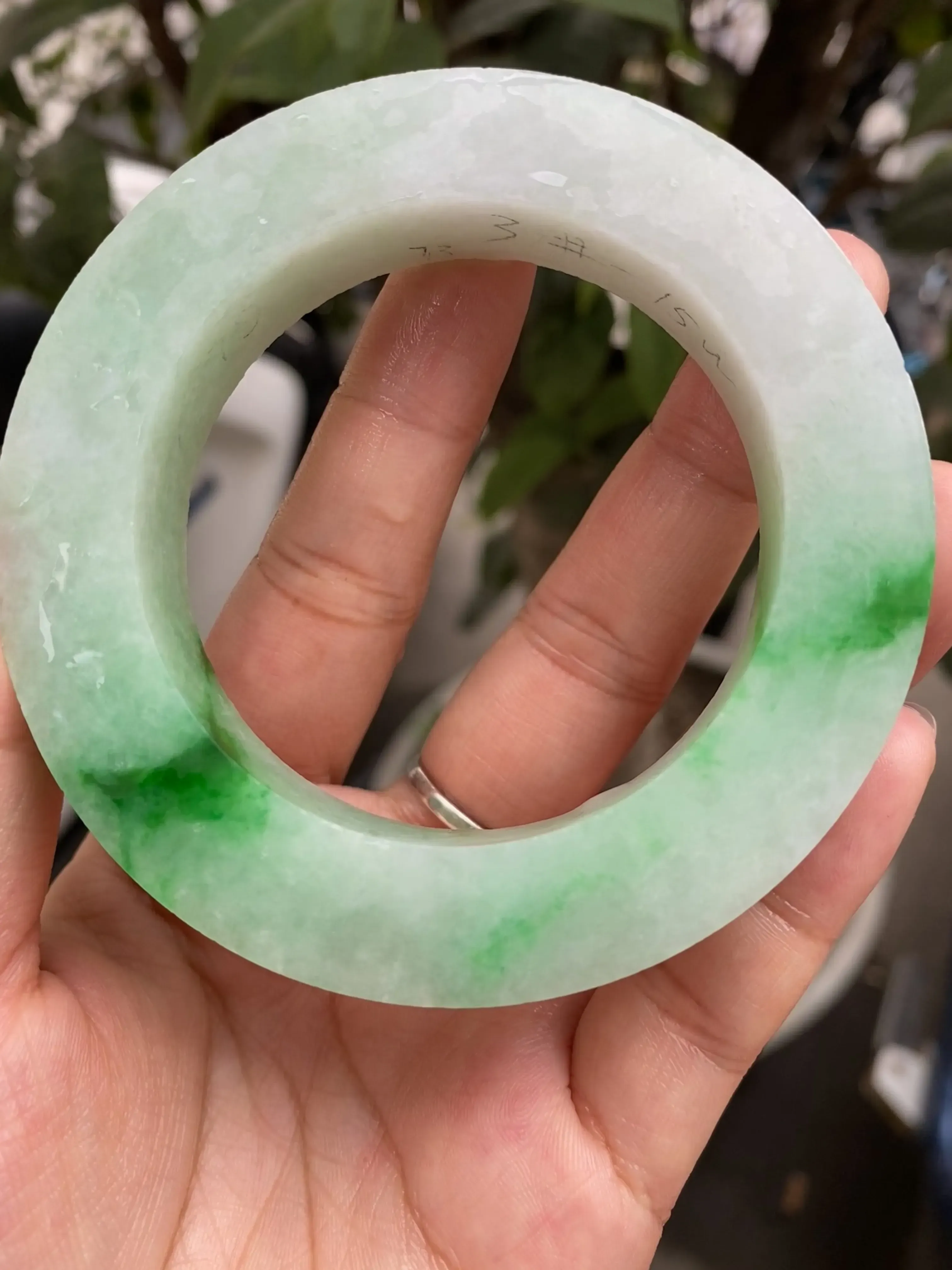 特色飘辣绿手镯，玉质细腻，色泽浓郁艳丽，条形厚装饱满，可做圈口54-62mm