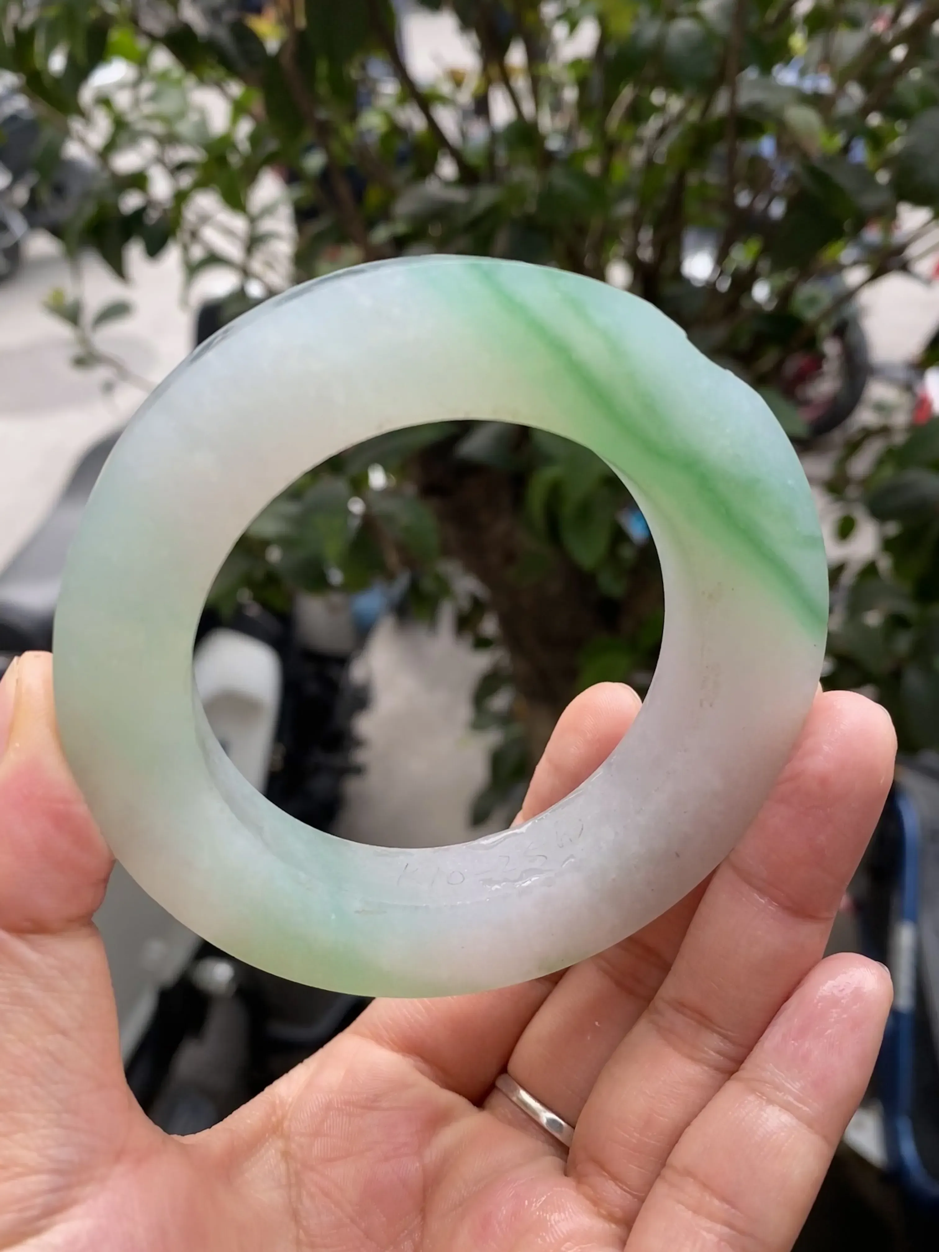特色飘绿毛胚，玉质细腻，飘绿意境满满，自然光实拍，可做56.5-63圈口