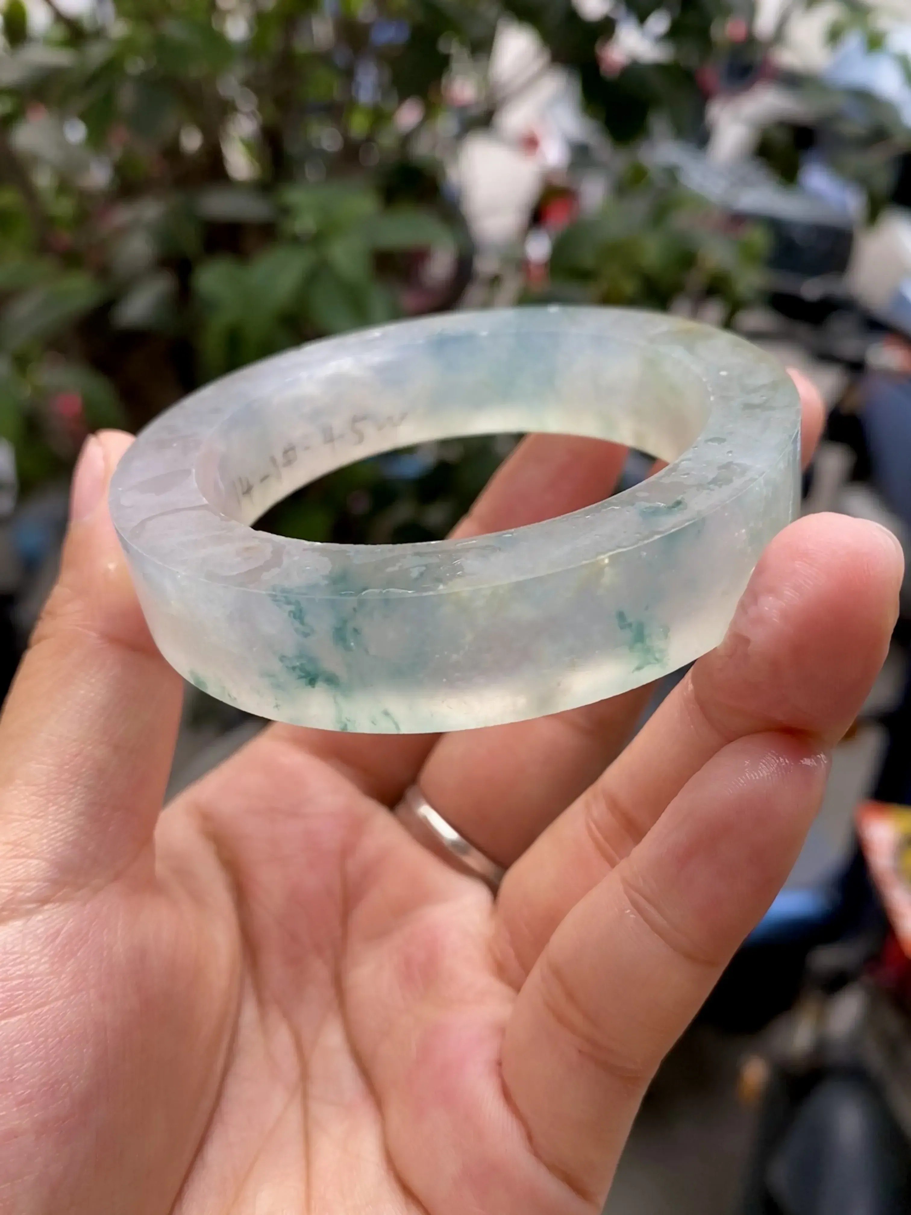 高冰飘花毛胚，种老冰透，色泽灵动有意境，自然光实拍 ，可做53-56圈口