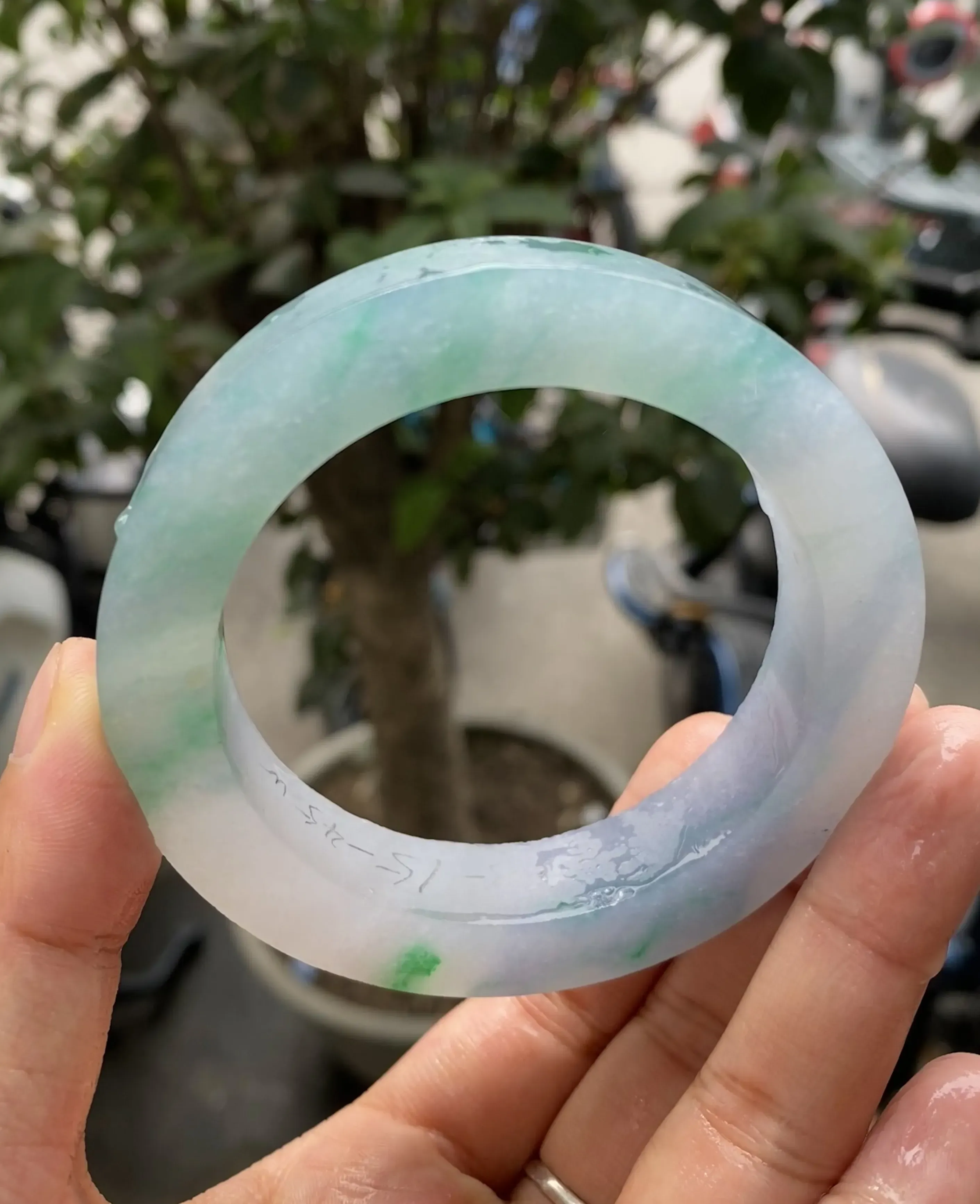 特色春彩飘绿毛胚，玉质细腻，色泽浓郁多姿，自然光实拍  圈口可做57.5-60mm