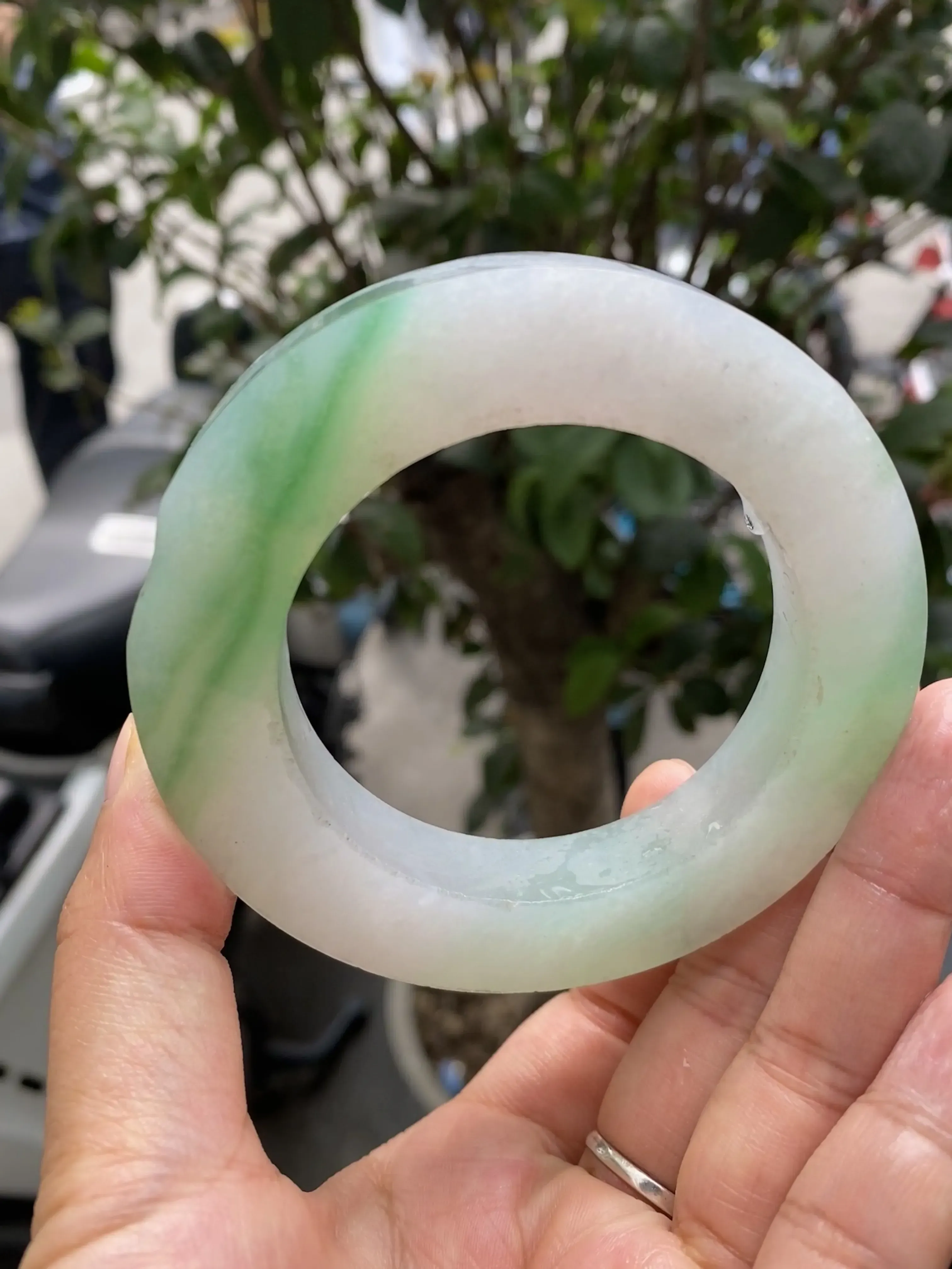 特色飘绿毛胚，玉质细腻，飘绿意境满满，自然光实拍，可做56.5-63圈口