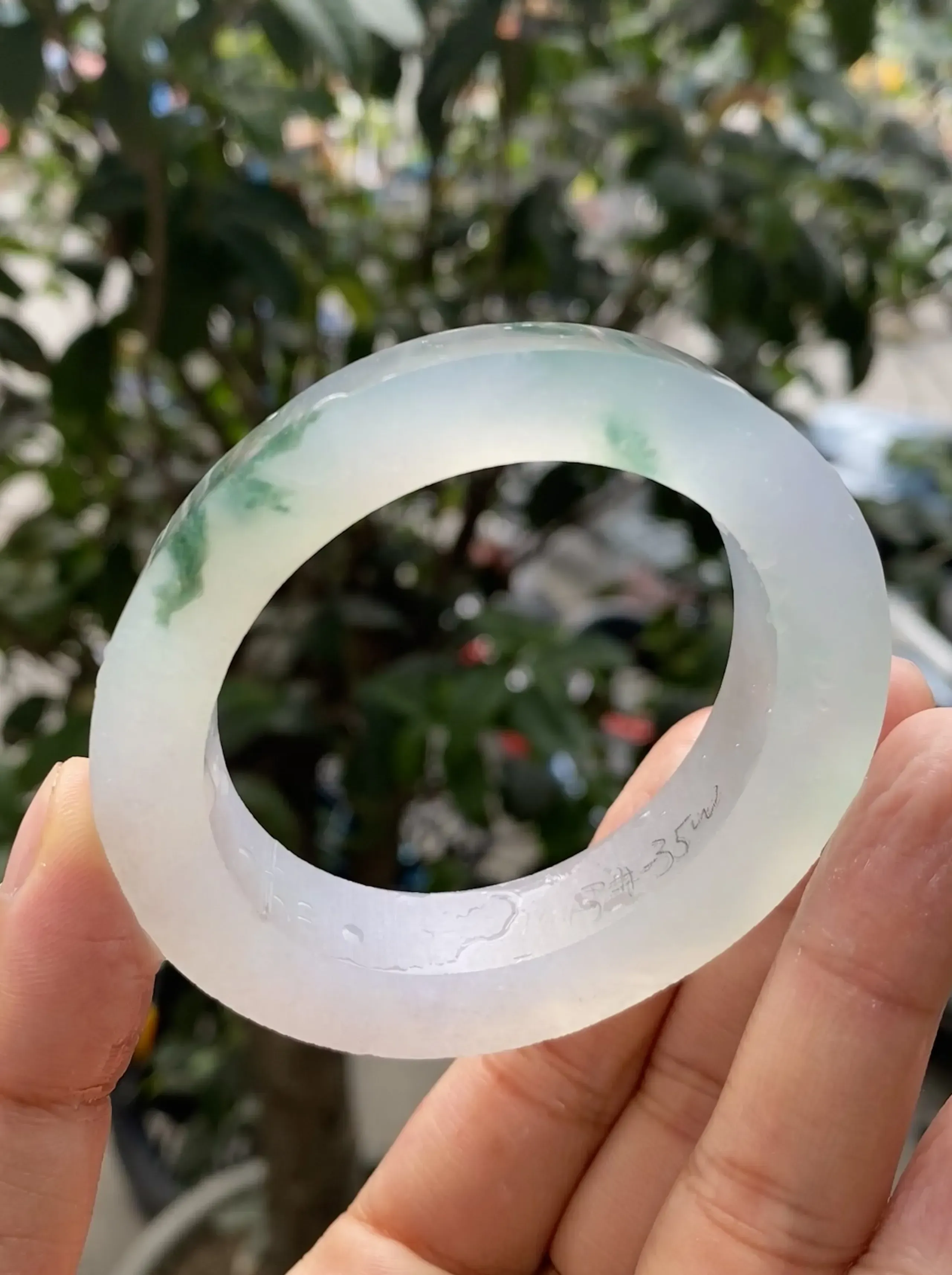 冰飘花毛胚，玉质冰润起胶感，种老通透，色泽艳丽，自然光实拍，贵妃圈口可做53-56