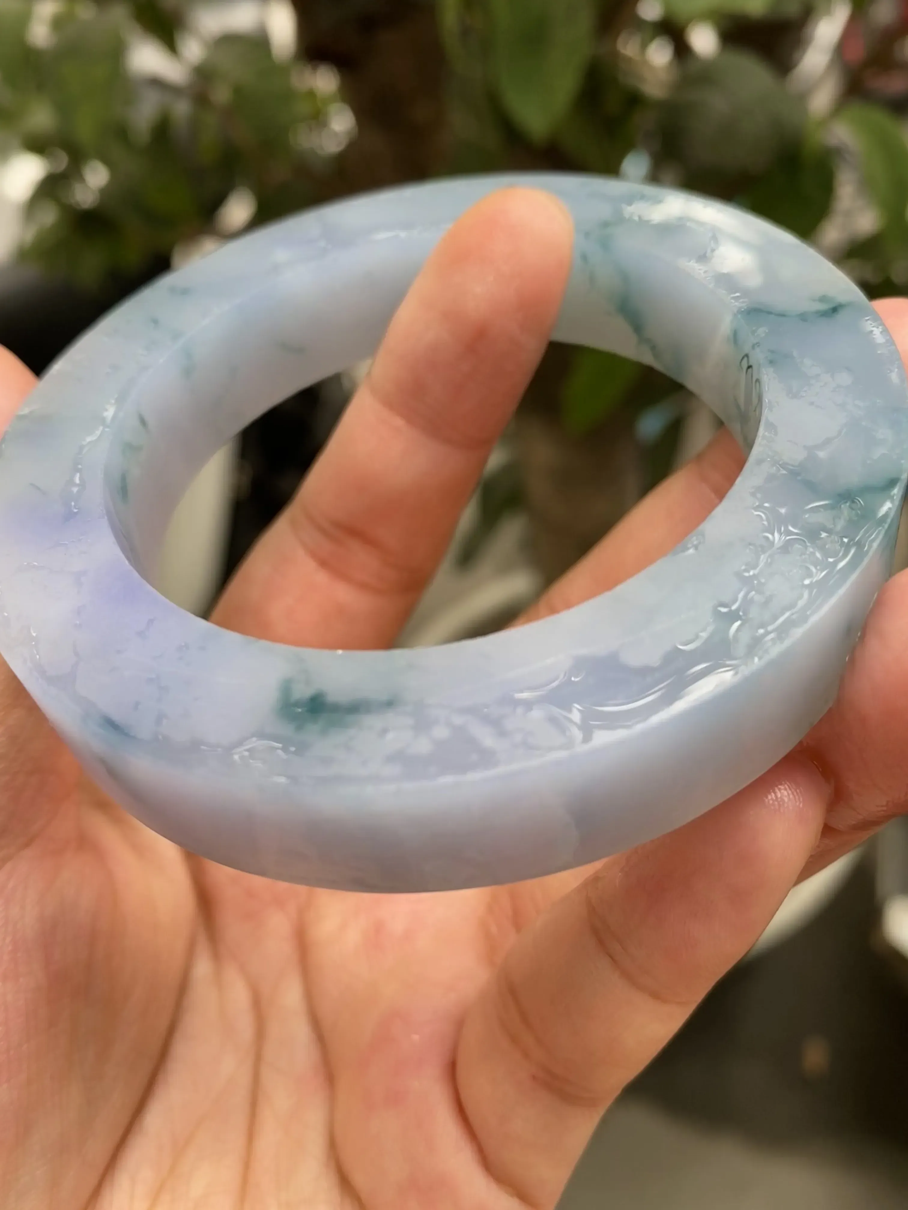 特色春带彩飘绿手镯，玉质细腻，色泽艳丽多姿，自然光实拍，圈口可做54-59mm