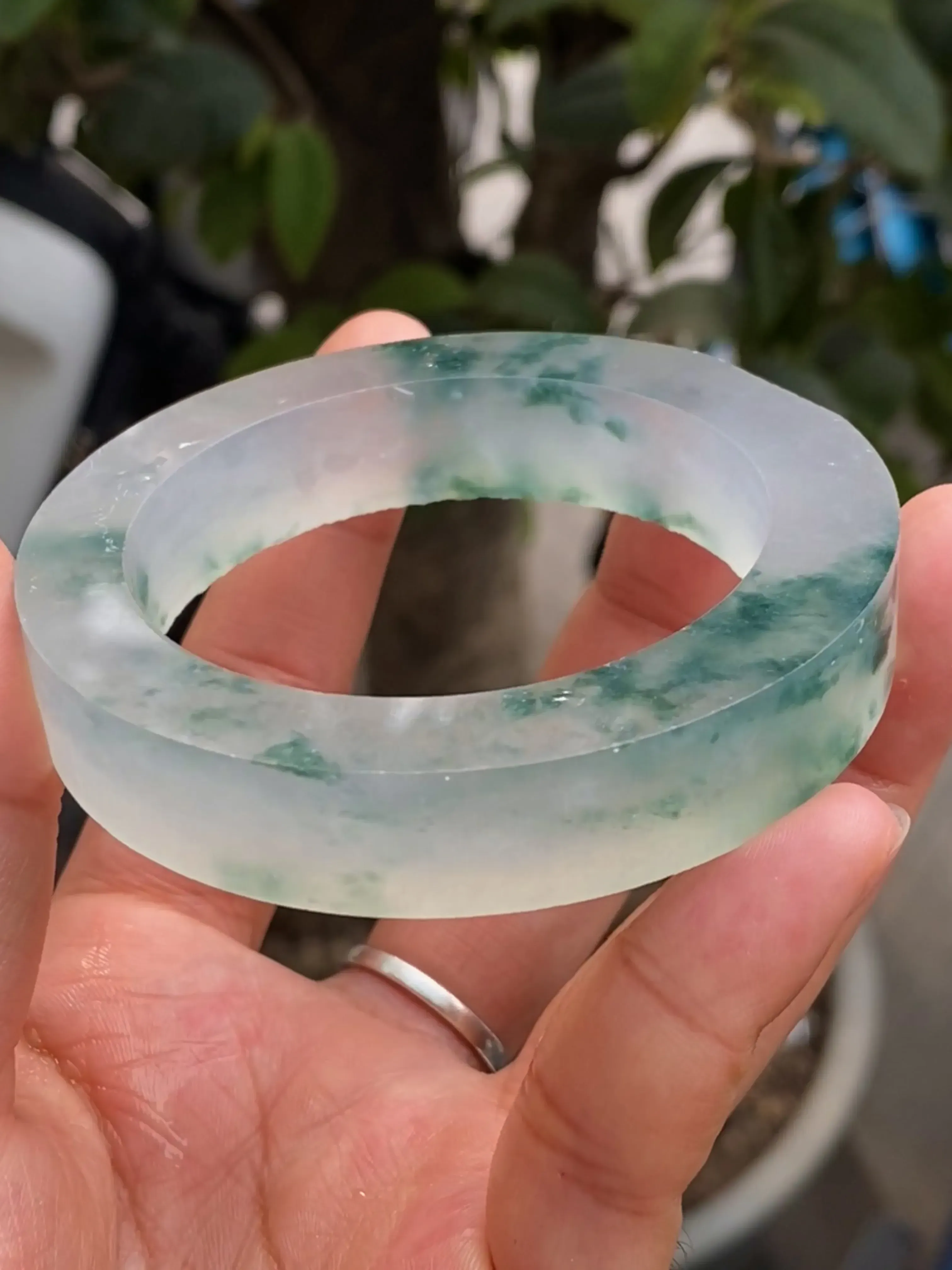 玻璃种飘花毛胚，玉质冰润，种老起刚，飘蓝花灵动多姿，色泽艳丽，自然光实拍 ，可做53-57mm