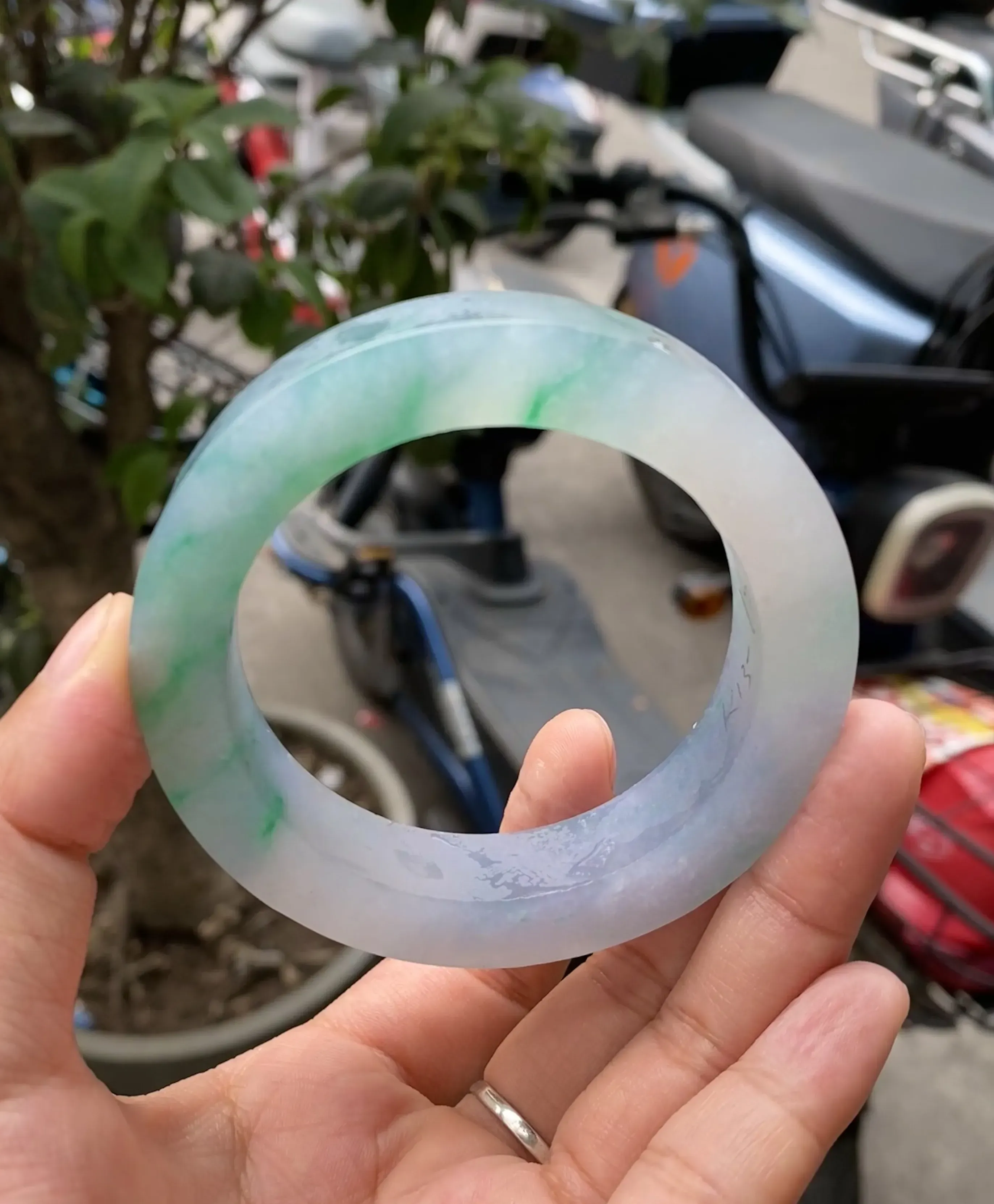 特色春彩飘绿毛胚，玉质细腻，色泽浓郁多姿，自然光实拍  圈口可做57.5-60mm
