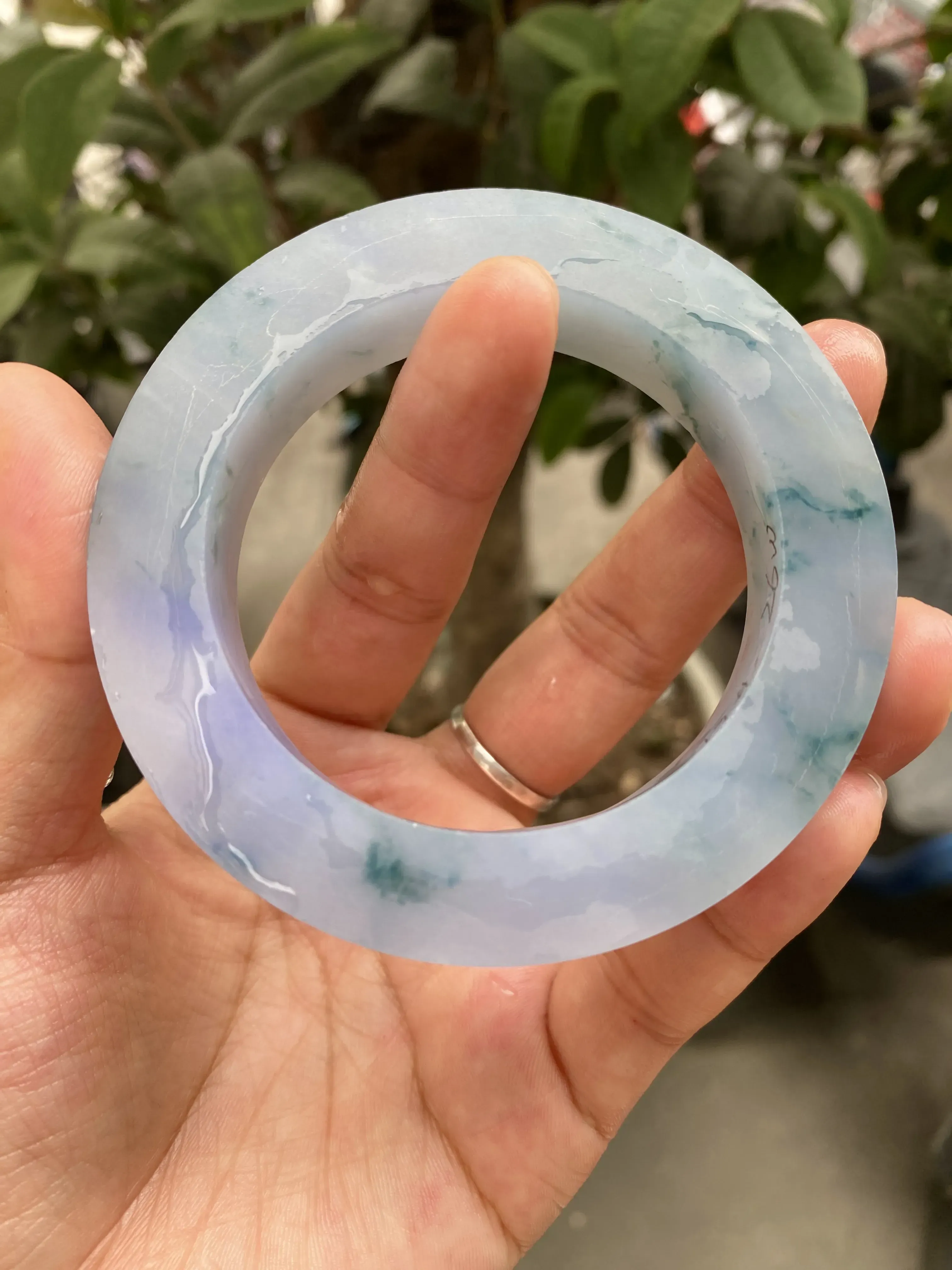 特色春带彩飘绿手镯，玉质细腻，色泽艳丽多姿，自然光实拍，圈口可做54-59mm