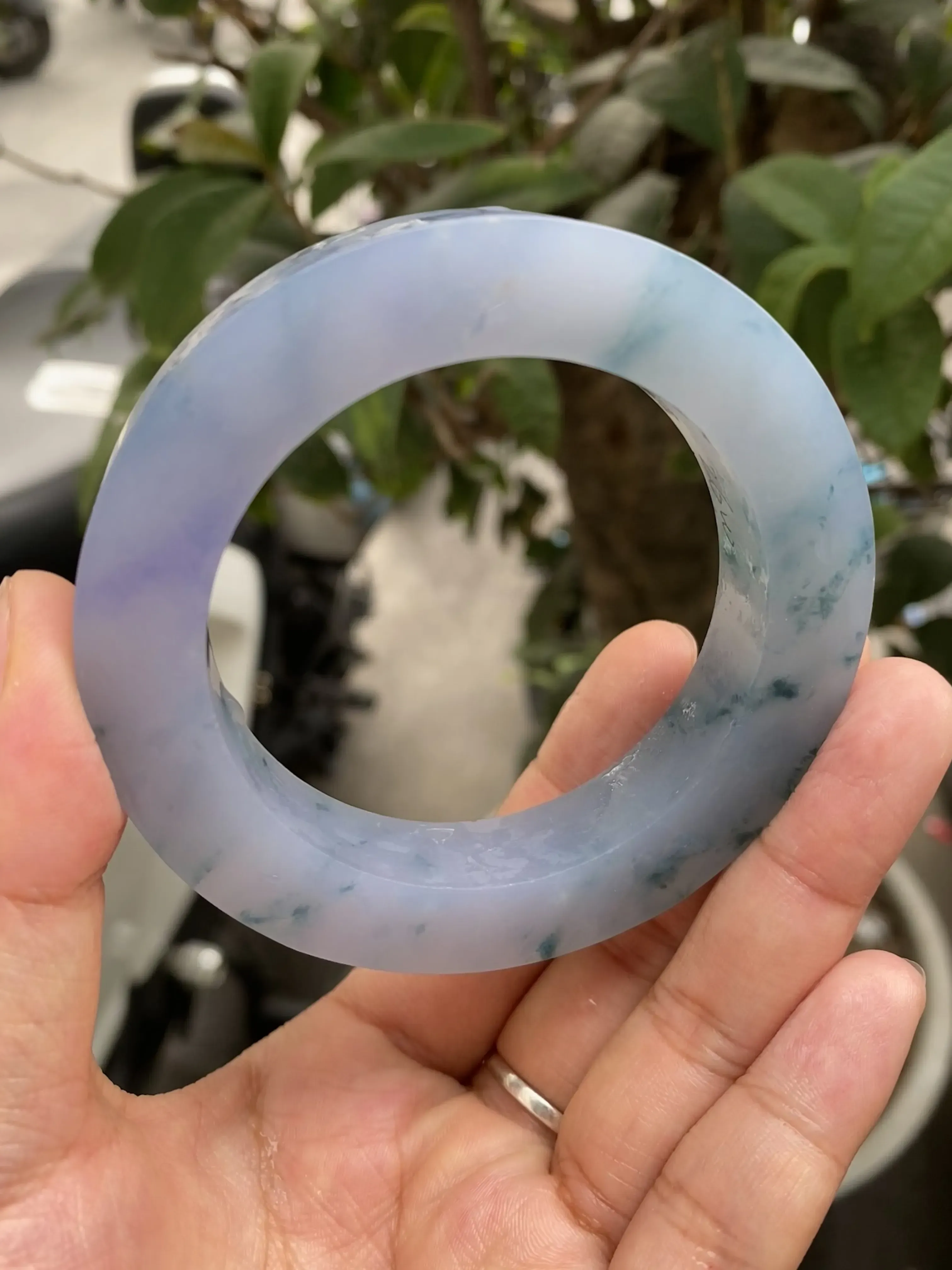 特色春带彩飘绿手镯，玉质细腻，色泽艳丽多姿，自然光实拍，圈口可做54-59mm