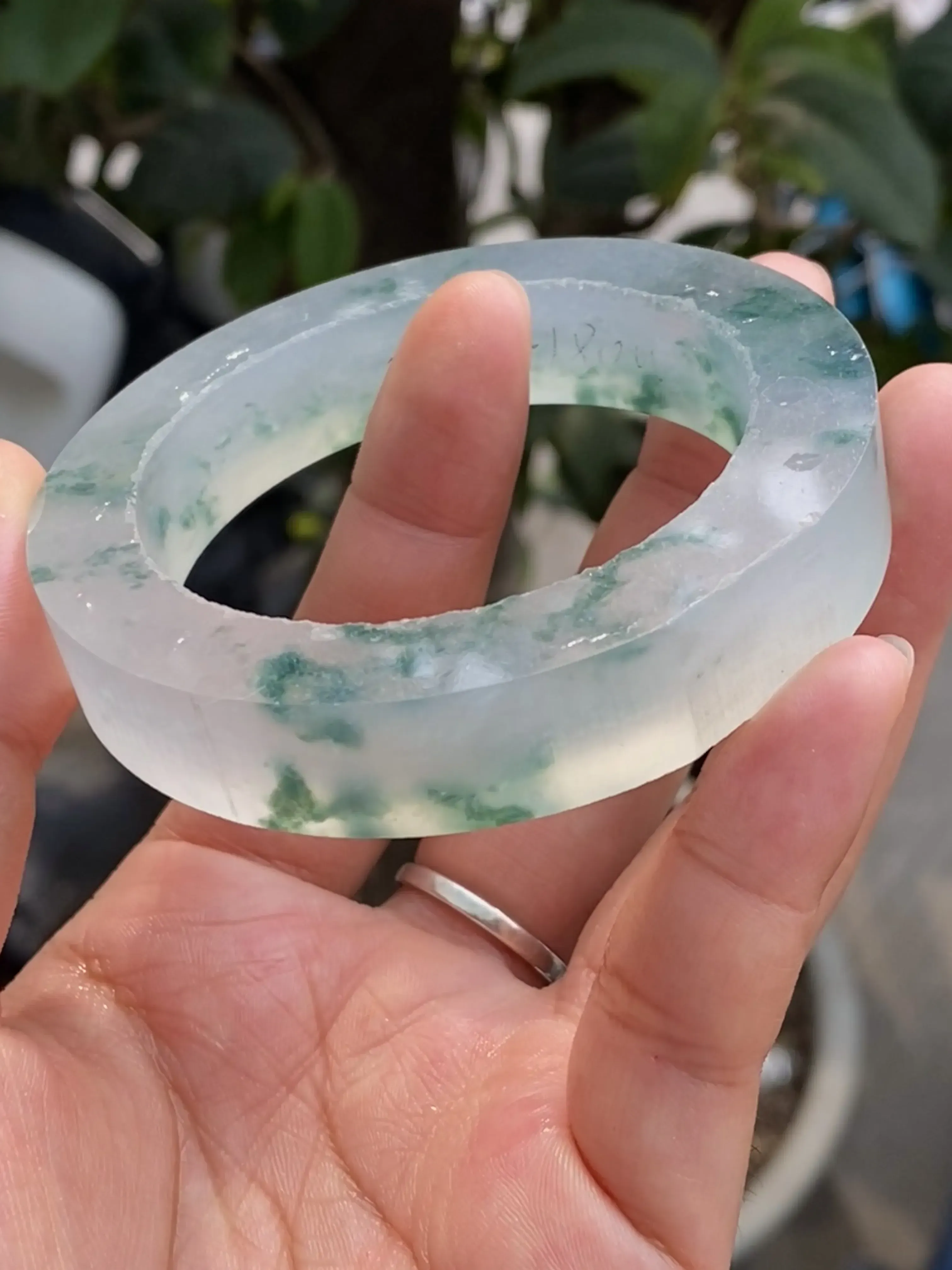 玻璃种飘花毛胚，玉质冰润，种老起刚，飘蓝花灵动多姿，色泽艳丽，自然光实拍 ，可做53-57mm