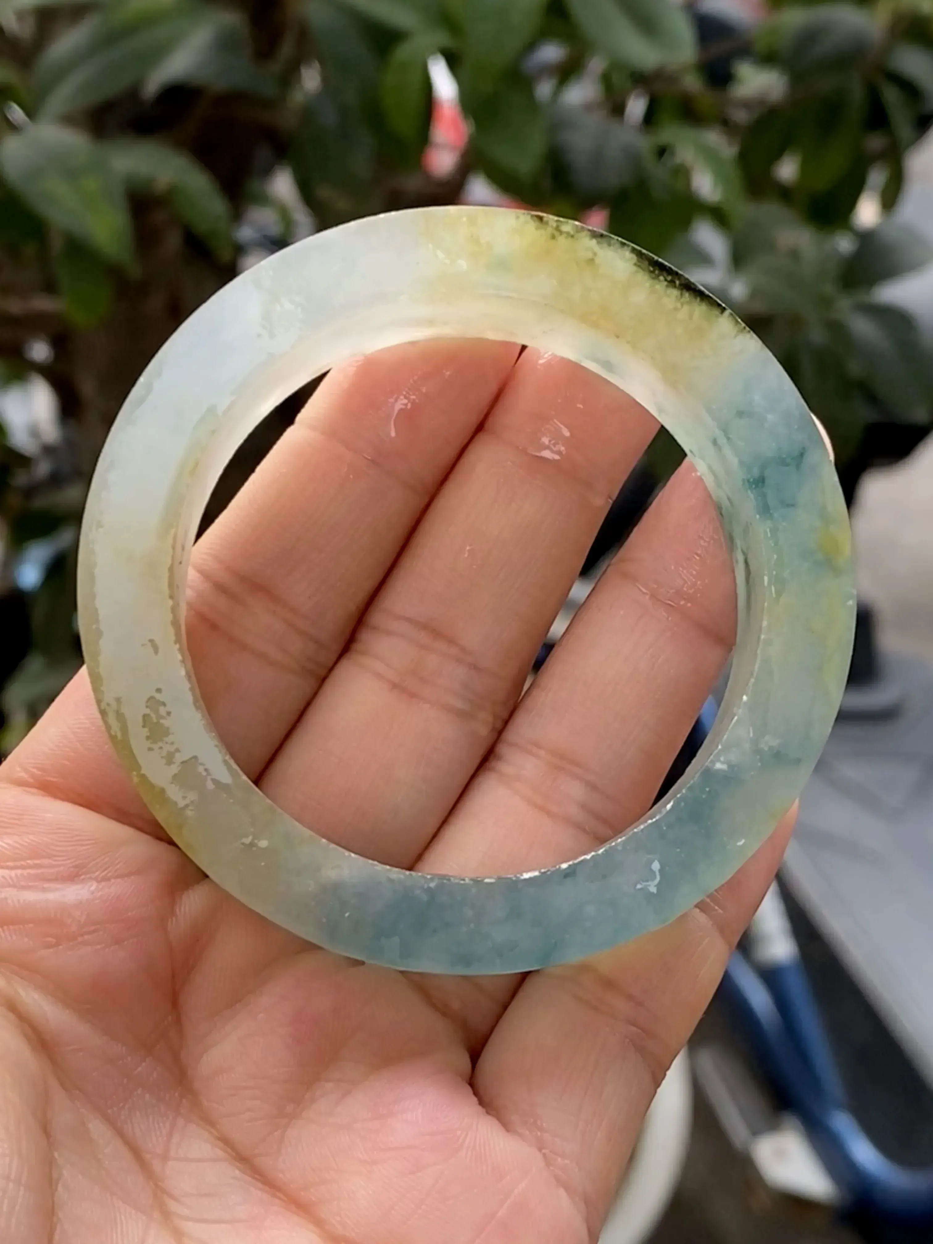 双彩黄加绿毛胚，玉质冰润起胶，色泽鲜艳亮丽，自然光实拍，圈口可做52.3-54