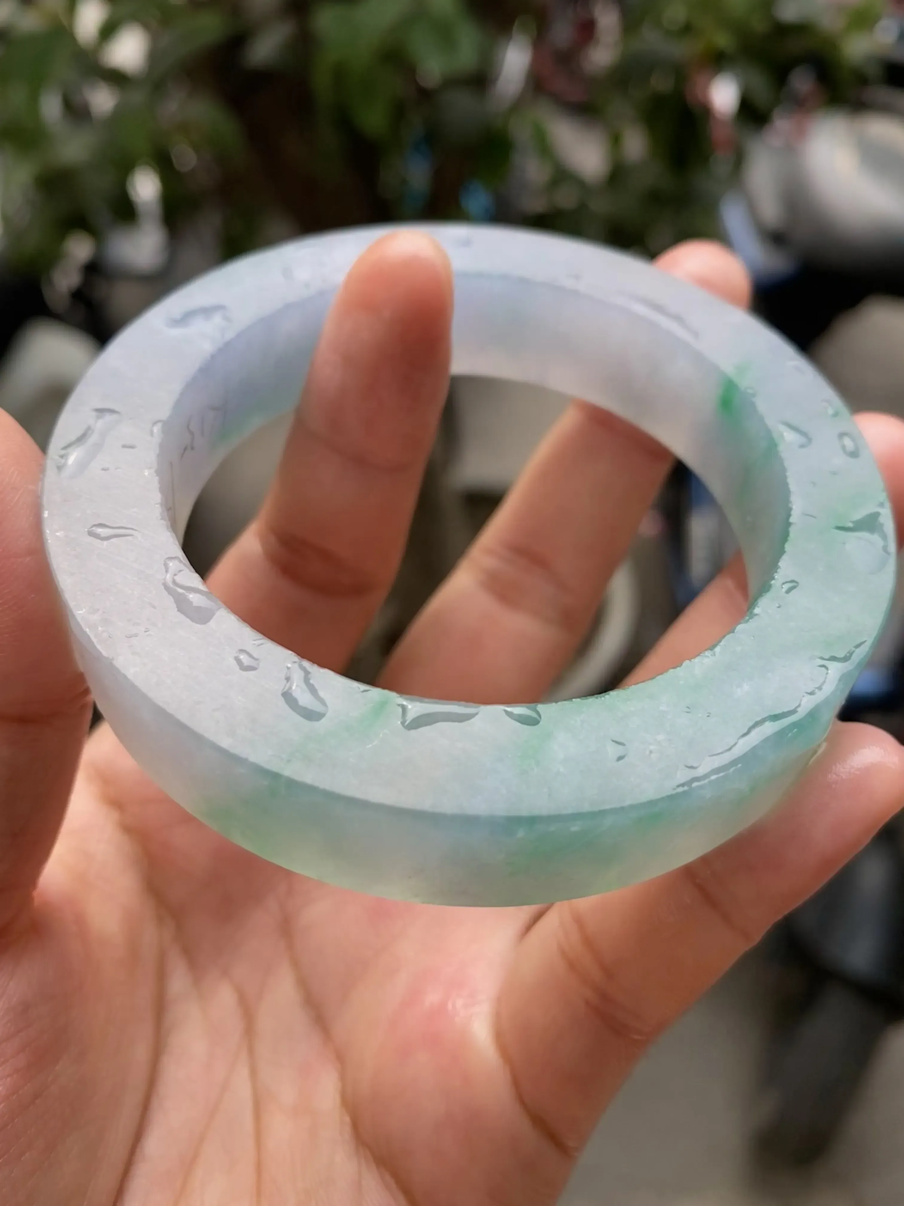 特色春彩飘绿毛胚，玉质细腻，色泽浓郁多姿，自然光实拍  圈口可做57.5-60mm