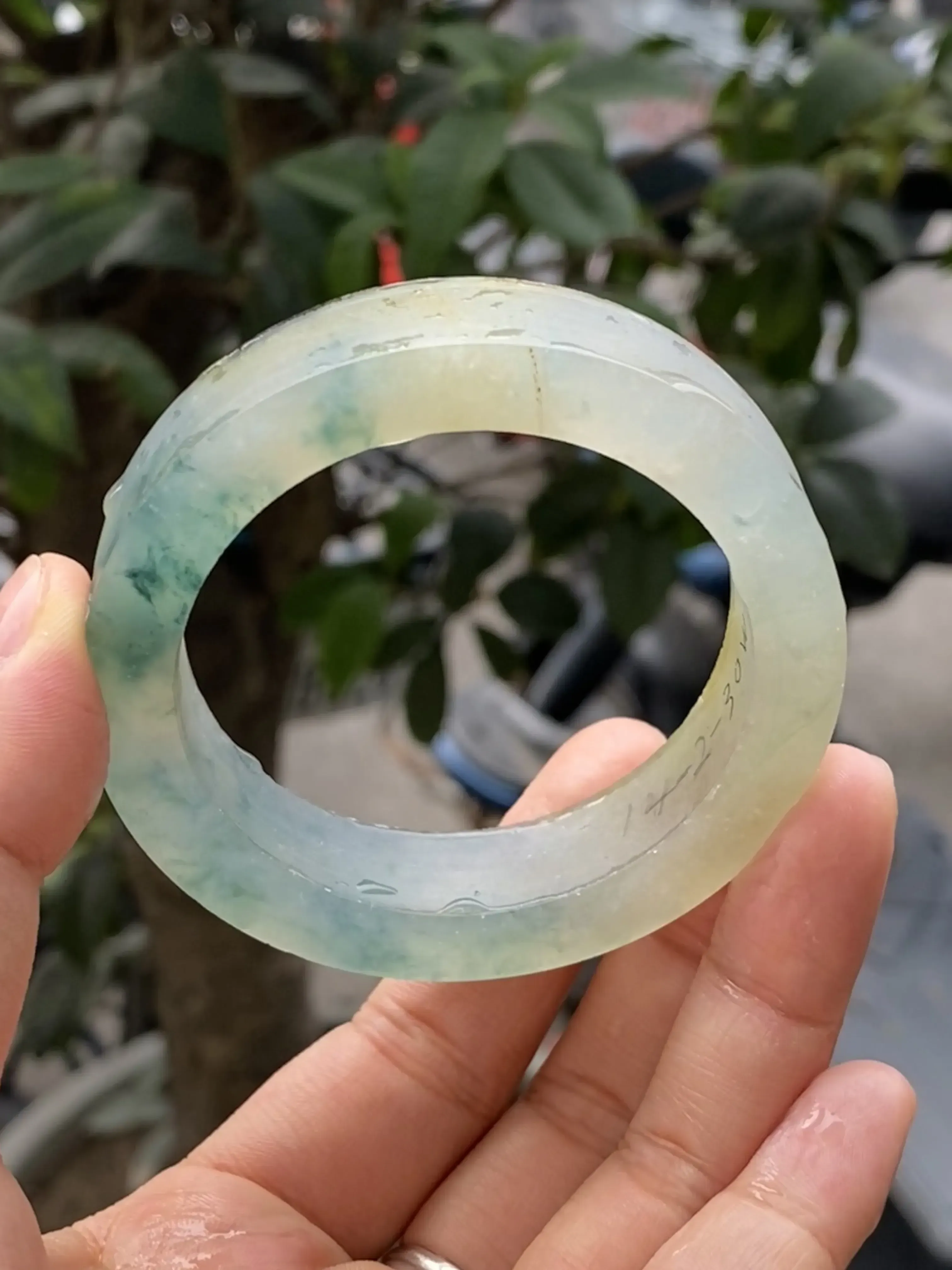 双彩黄加绿毛胚，玉质冰润起胶，色泽鲜艳亮丽，自然光实拍，圈口可做52.3-54