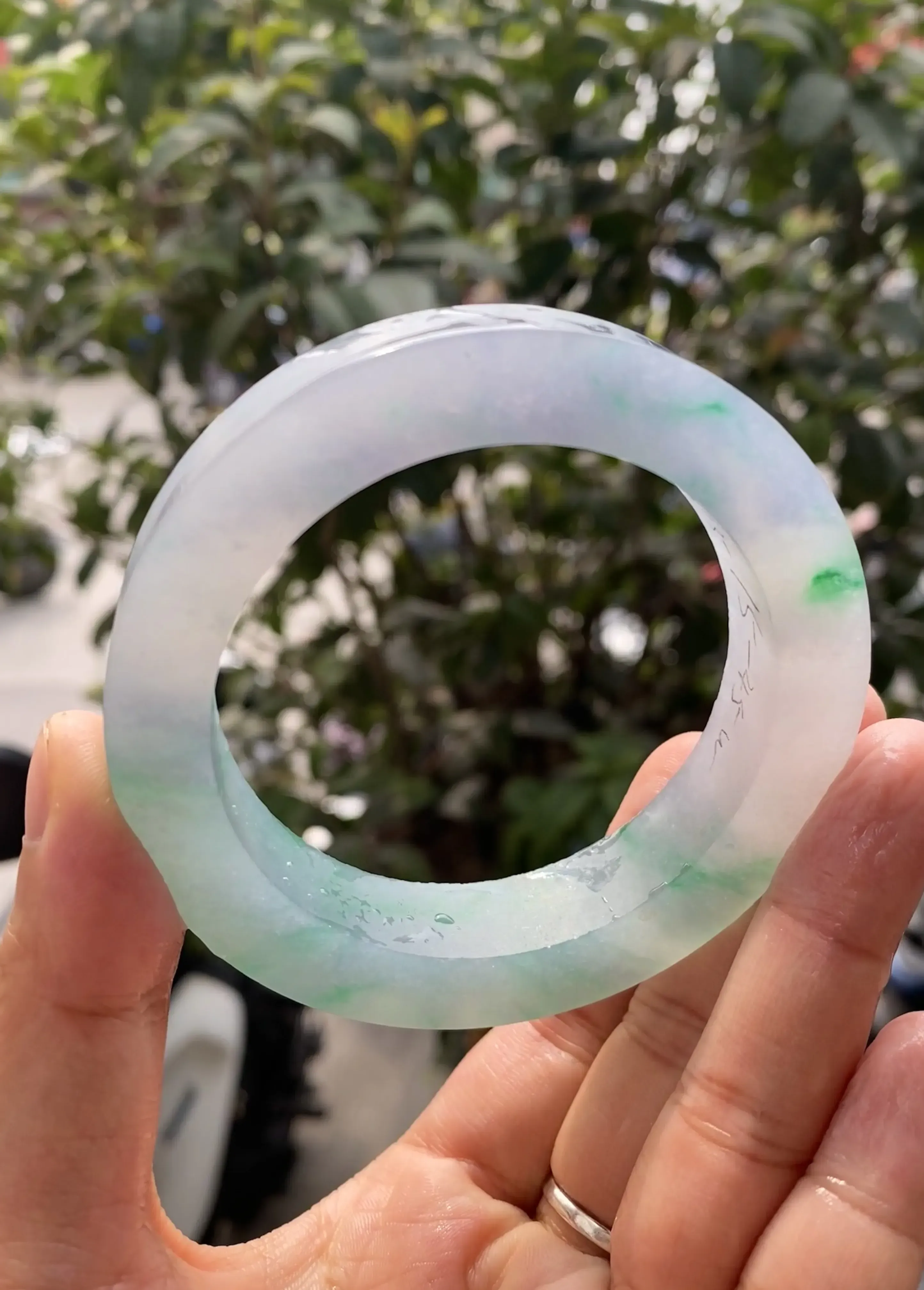 特色春彩飘绿毛胚，玉质细腻，色泽浓郁多姿，自然光实拍  圈口可做57.5-60mm
