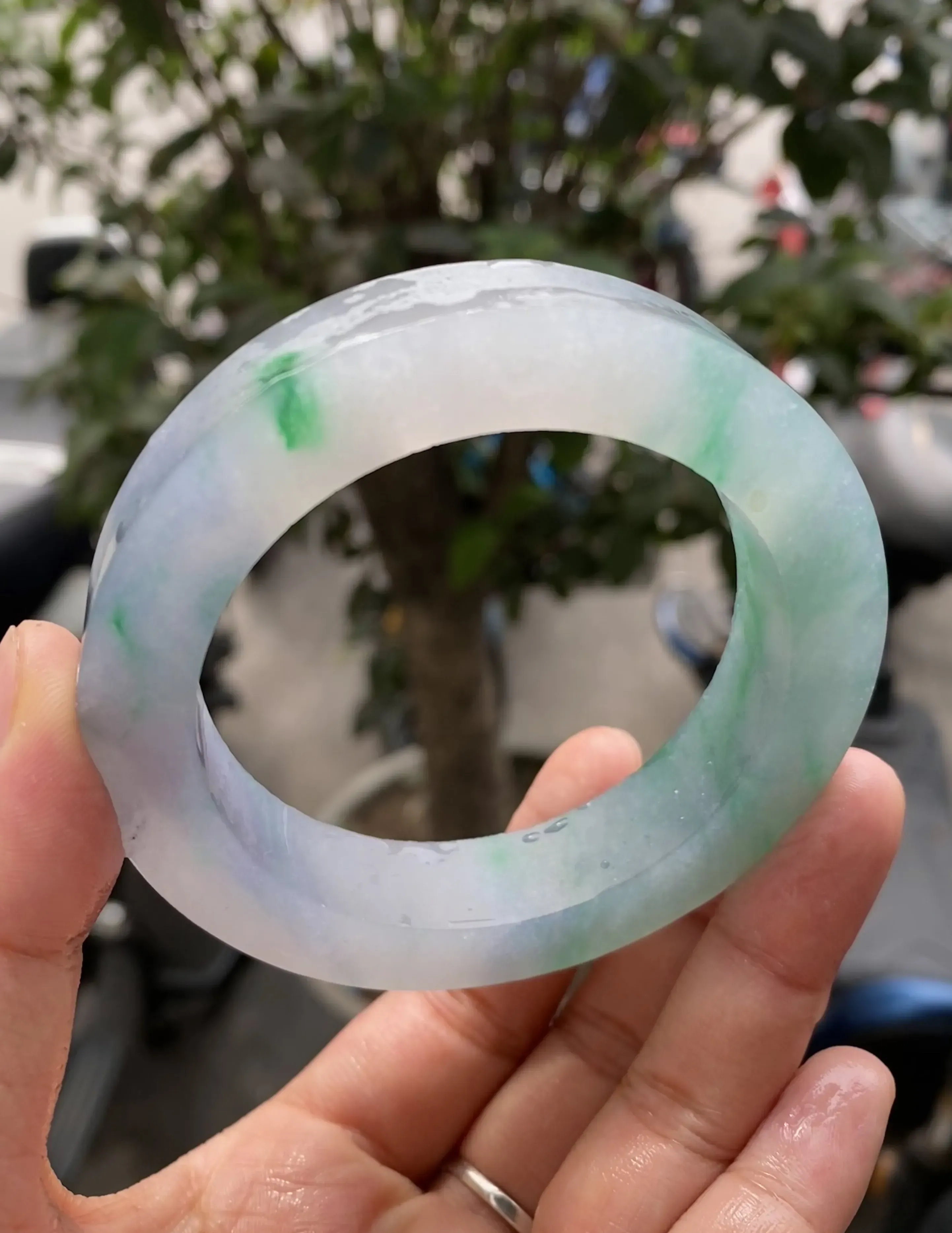 特色春彩飘绿毛胚，玉质细腻，色泽浓郁多姿，自然光实拍  圈口可做57.5-60mm