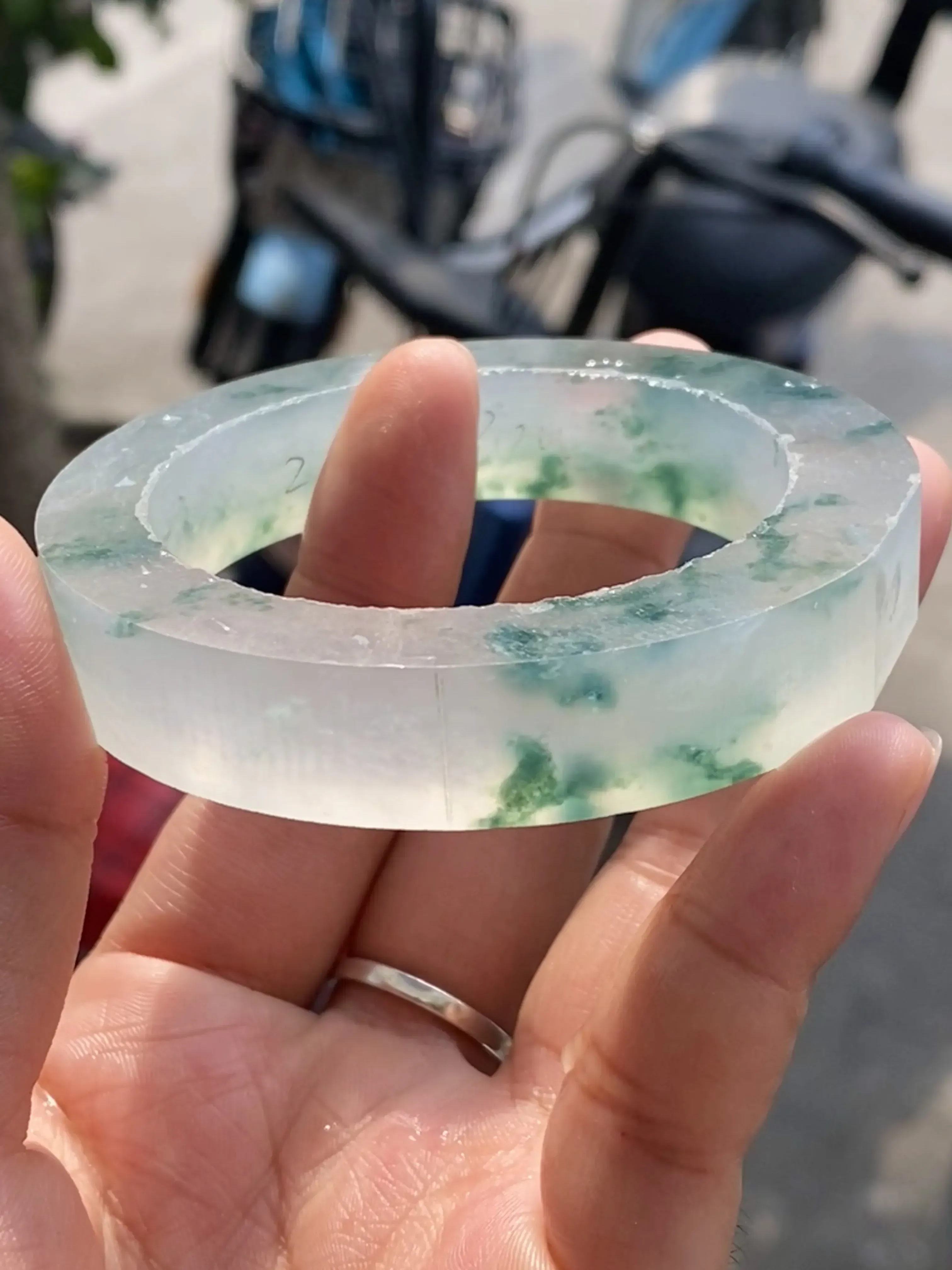 玻璃种飘花毛胚，玉质冰润，种老起刚，飘蓝花灵动多姿，色泽艳丽，自然光实拍 ，可做53-57mm