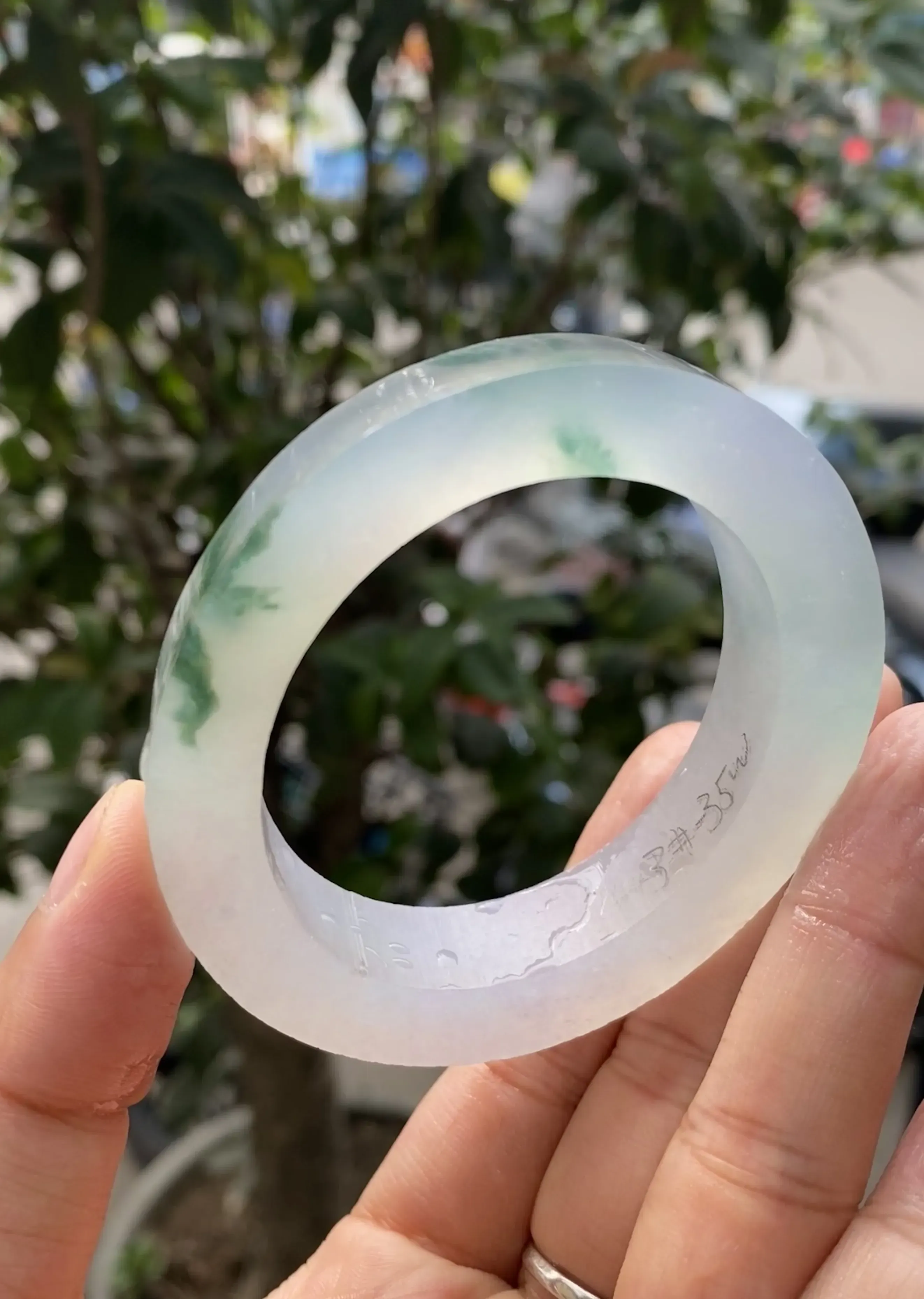 冰飘花毛胚，玉质冰润起胶感，种老通透，色泽艳丽，自然光实拍，贵妃圈口可做53-56