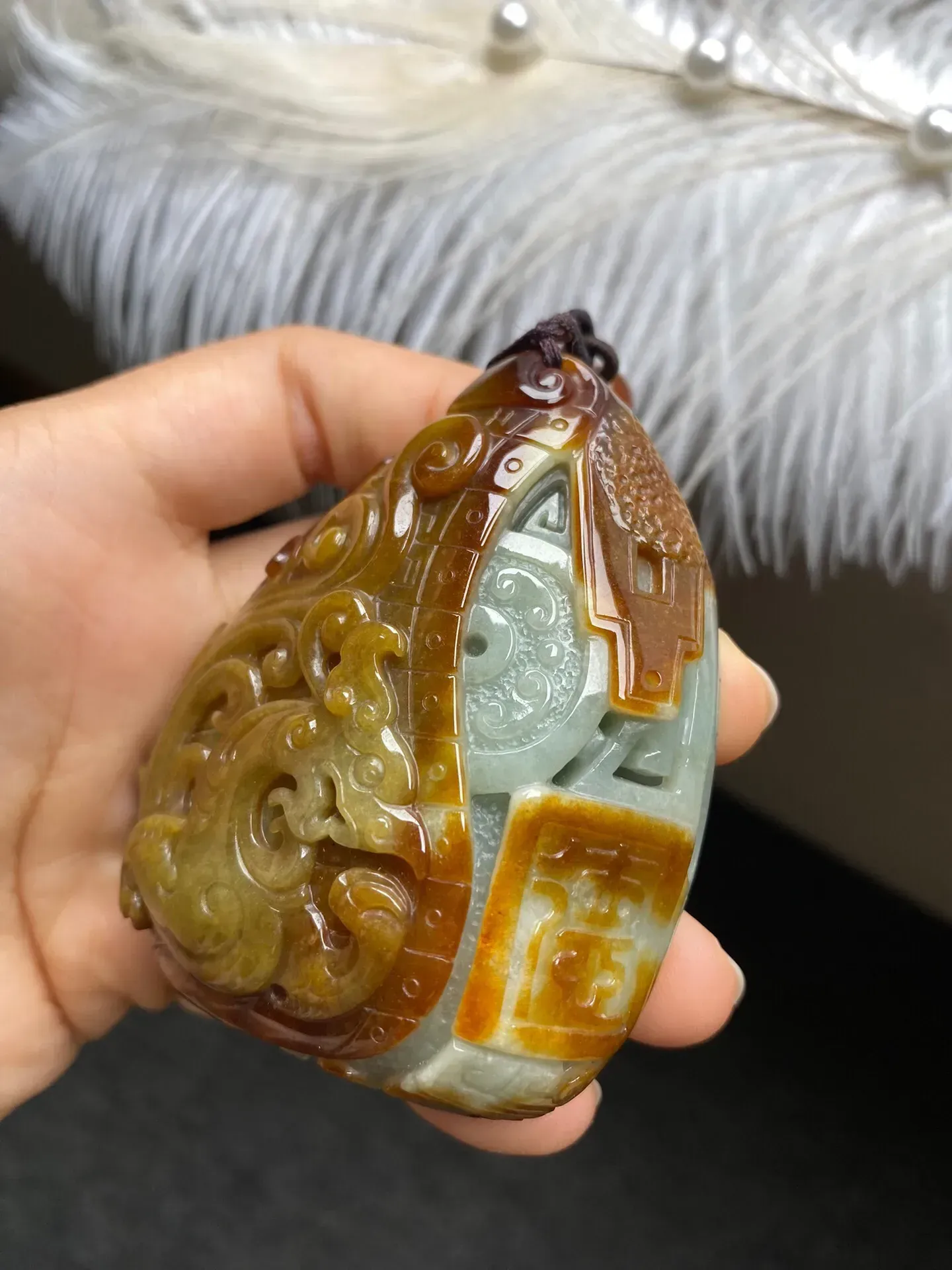 黄翡俏色巧雕仿古龙凤呈祥手把件 尺寸70.3-57.5-26.5毫米